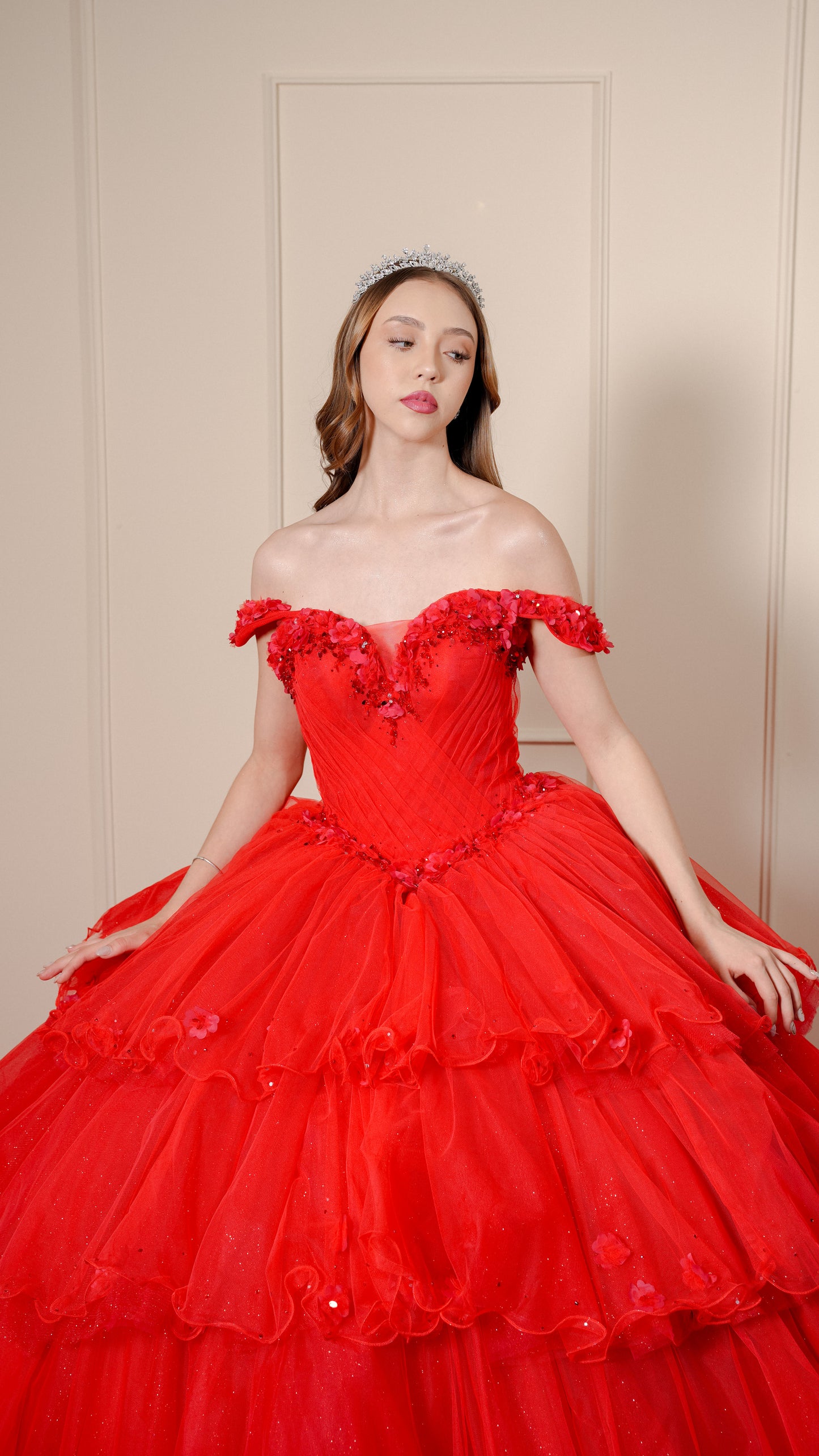 Vestido de XV Años Rojo con Flores y Manga Caída 2 en 1