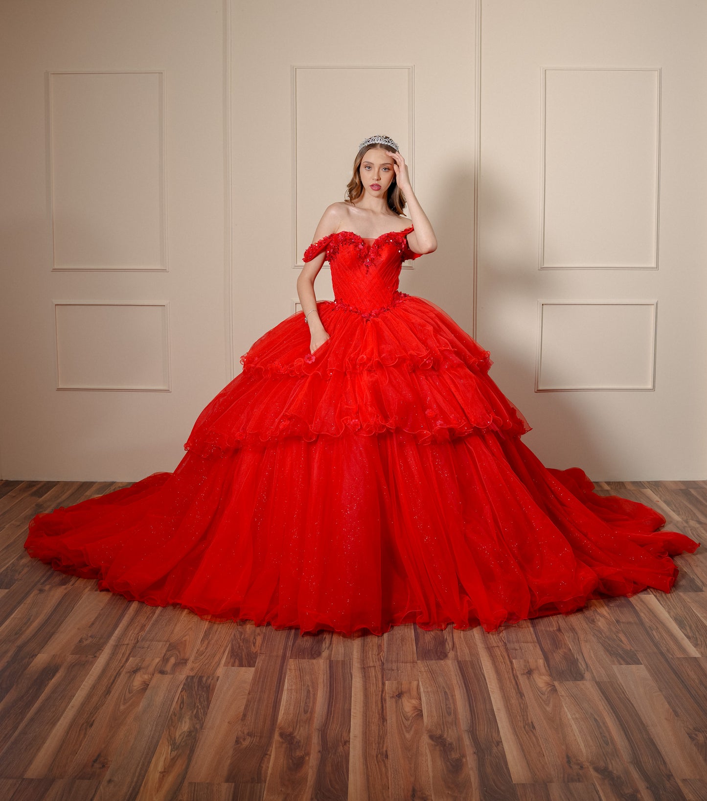 Vestido de XV Años Rojo con Flores y Manga Caída 2 en 1