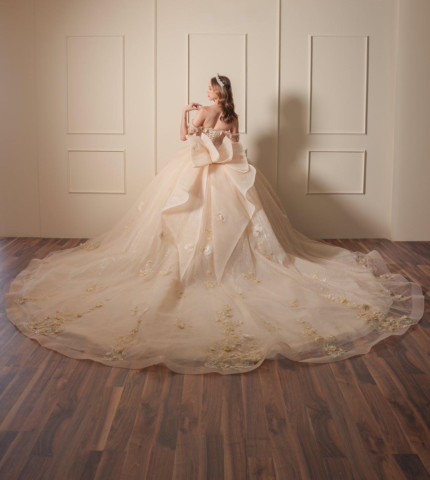 Vestido de XV años Dorado Pastel Flores en Corset y Falda con Moño