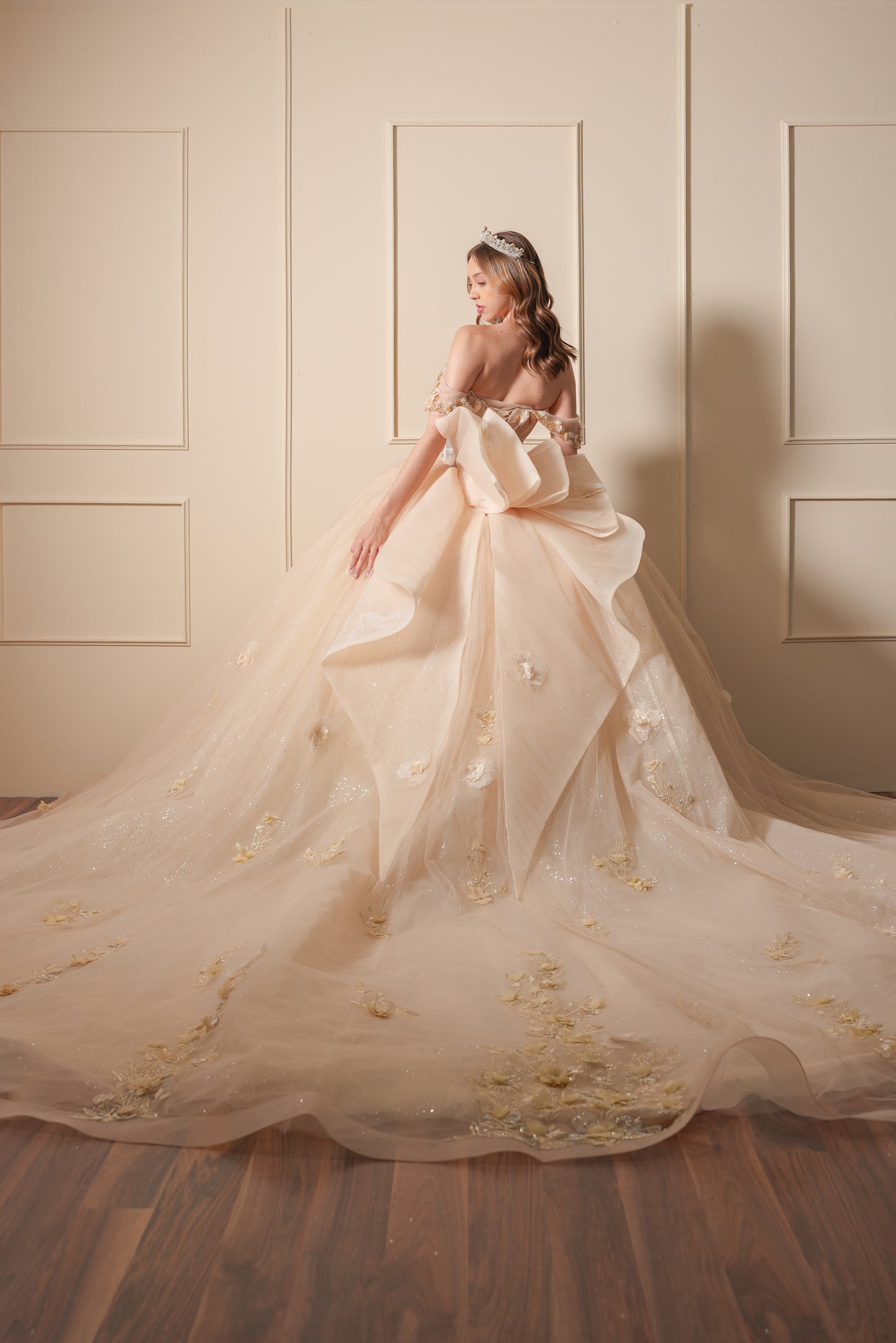 Vestido de XV años Dorado Pastel Flores en Corset y Falda con Moño