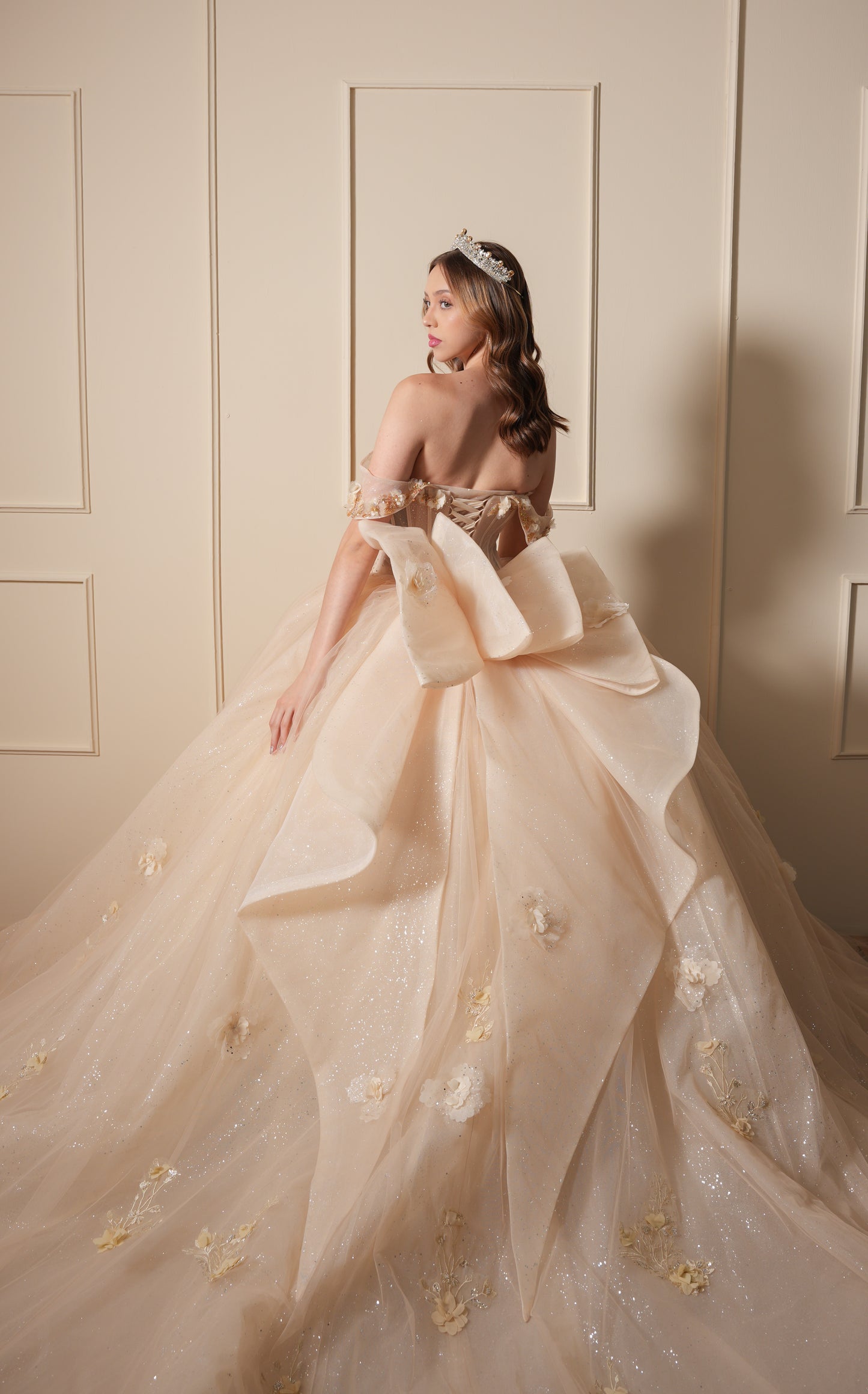 Vestido de XV años Dorado Pastel Flores en Corset y Falda con Moño