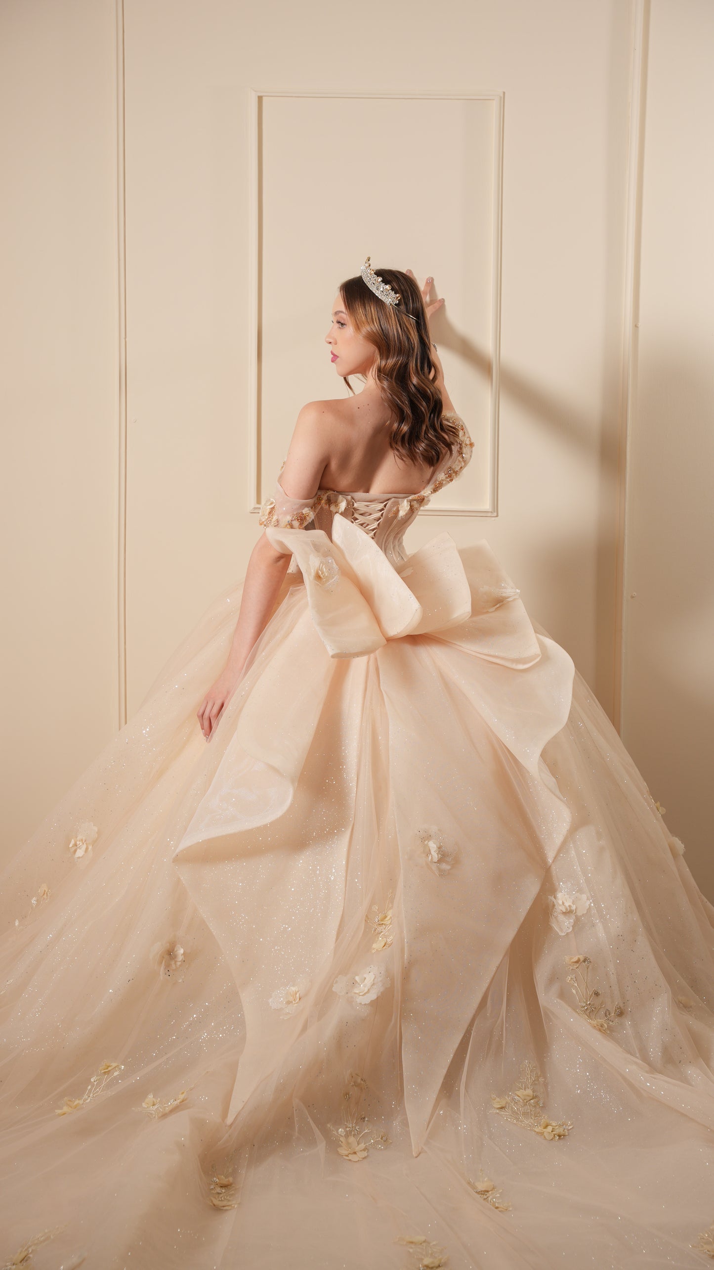Vestido de XV años Dorado Pastel Flores en Corset y Falda con Moño
