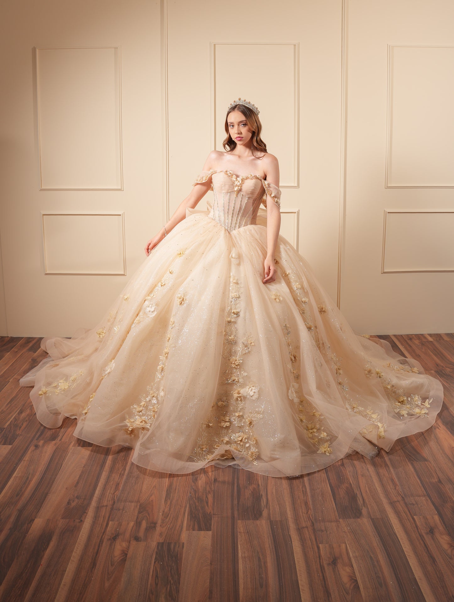 Vestido de XV años Dorado Pastel Flores en Corset y Falda con Moño