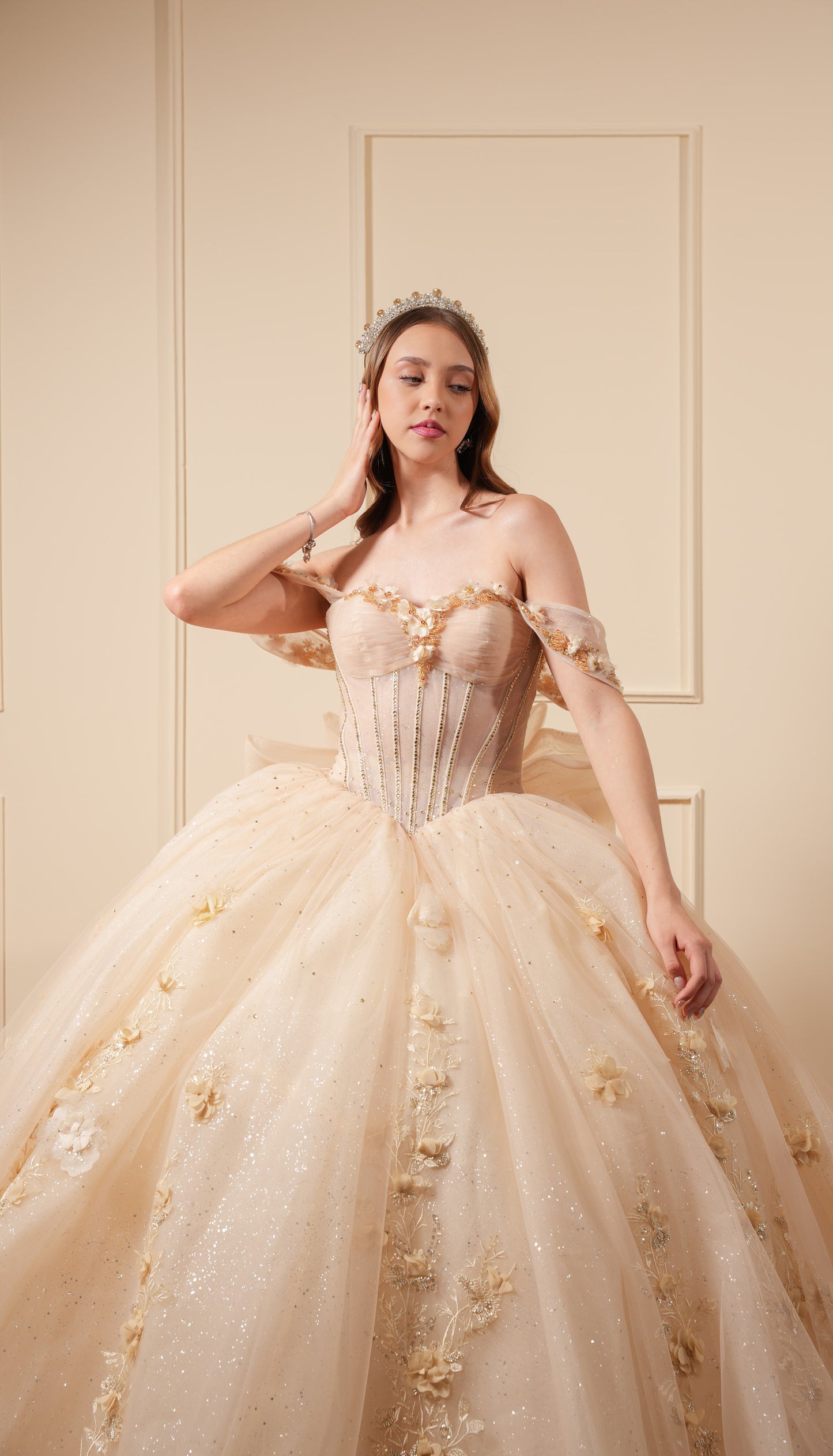 Vestido de XV años Dorado Pastel Flores en Corset y Falda con Moño