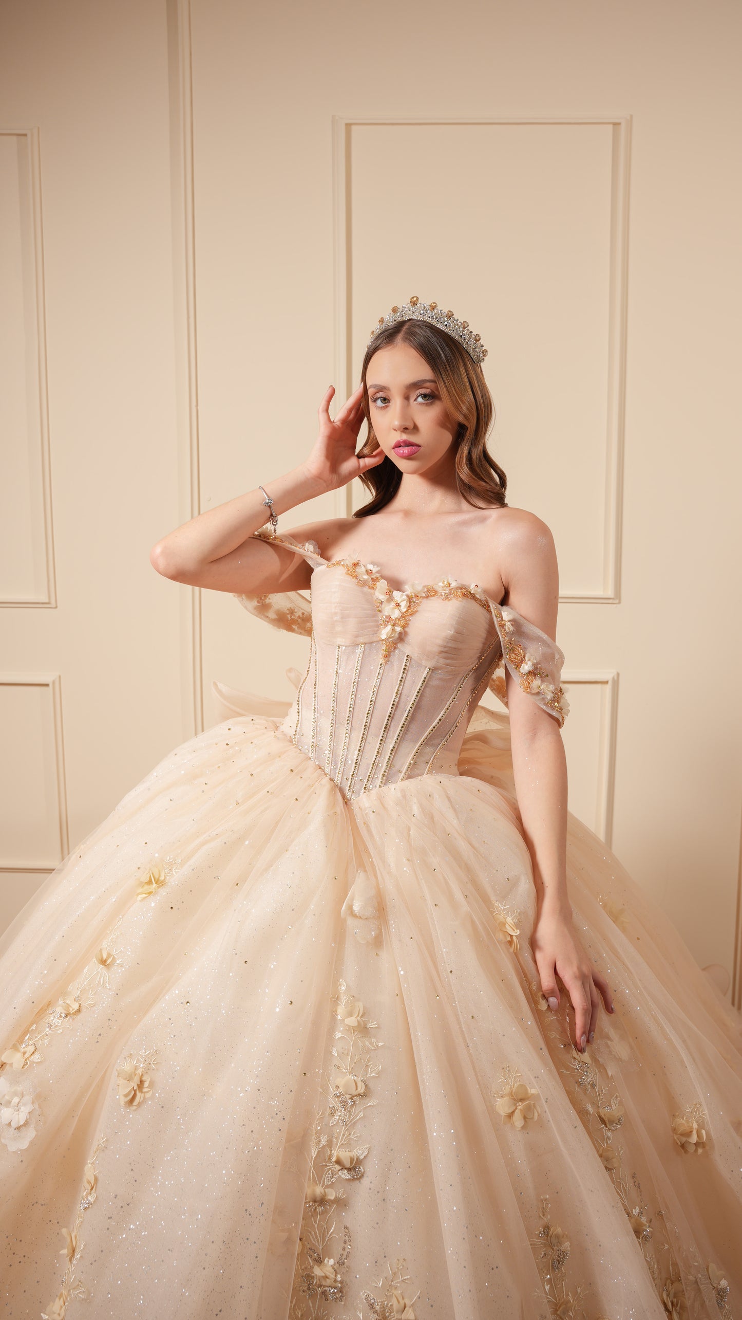 Vestido de XV años Dorado Pastel Flores en Corset y Falda con Moño