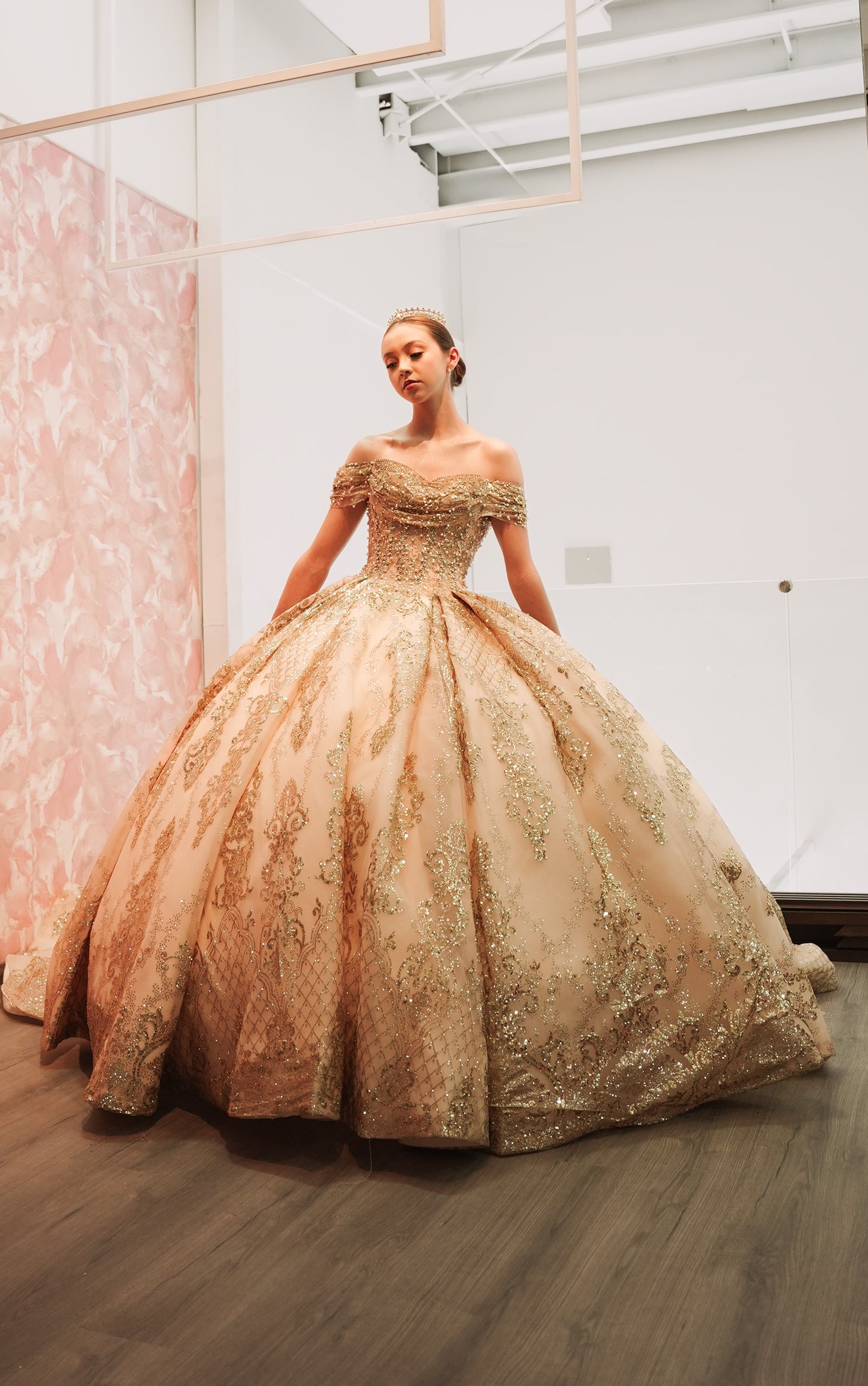 Vestido de XV Años Beige Pedreria En Corset Estampado En Falda Manga Campesina, Talla Chico