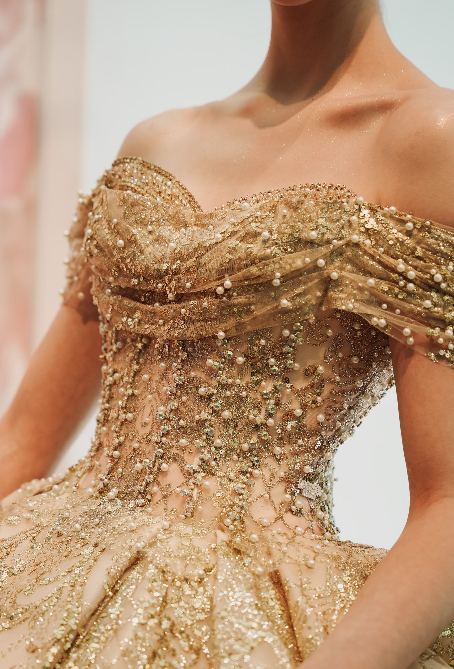 Vestido de XV Años Beige Pedreria En Corset Estampado En Falda Manga Campesina, Talla Chico