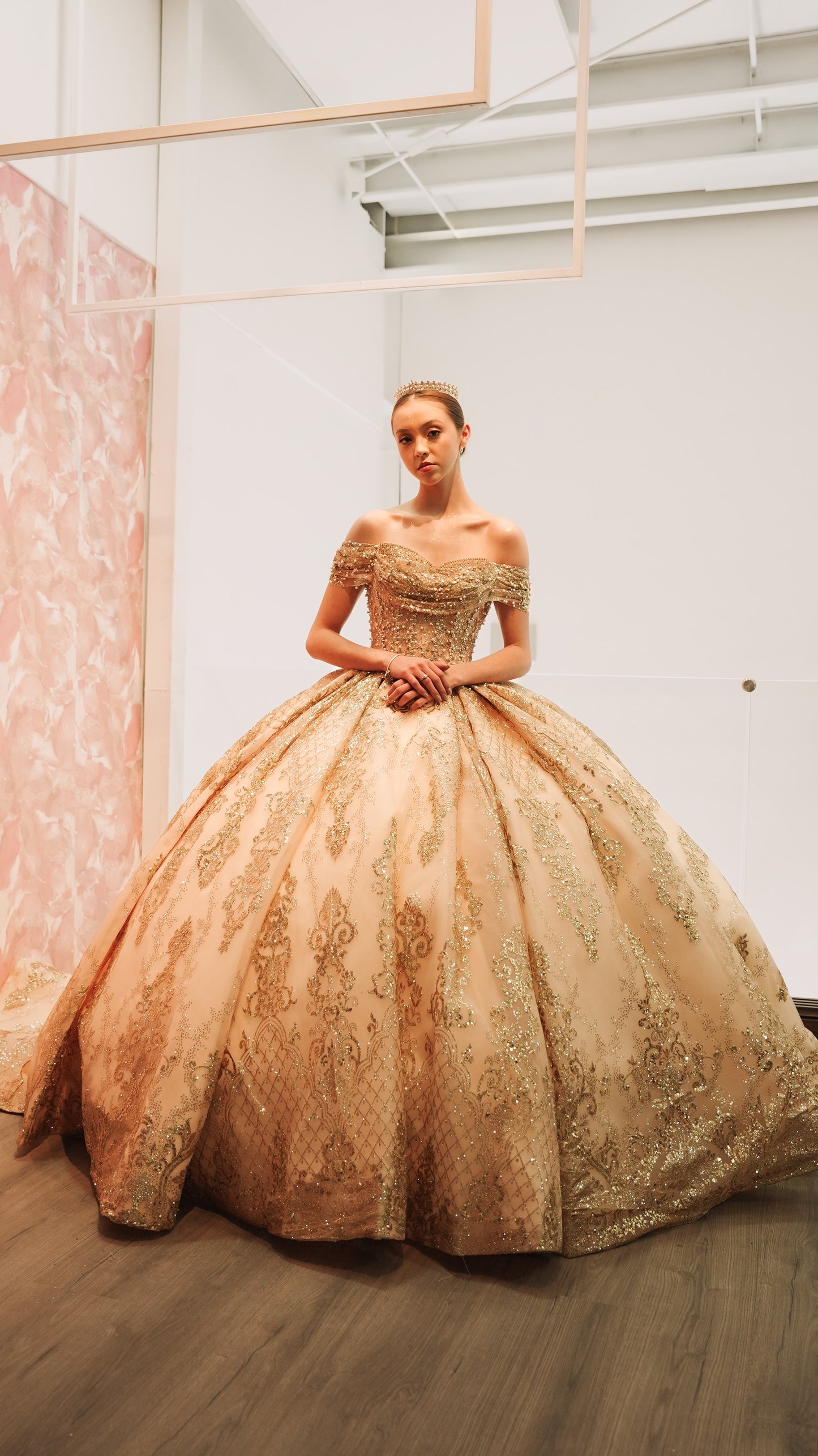 Vestido de XV Años Beige Pedreria En Corset Estampado En Falda Manga Campesina, Talla Chico