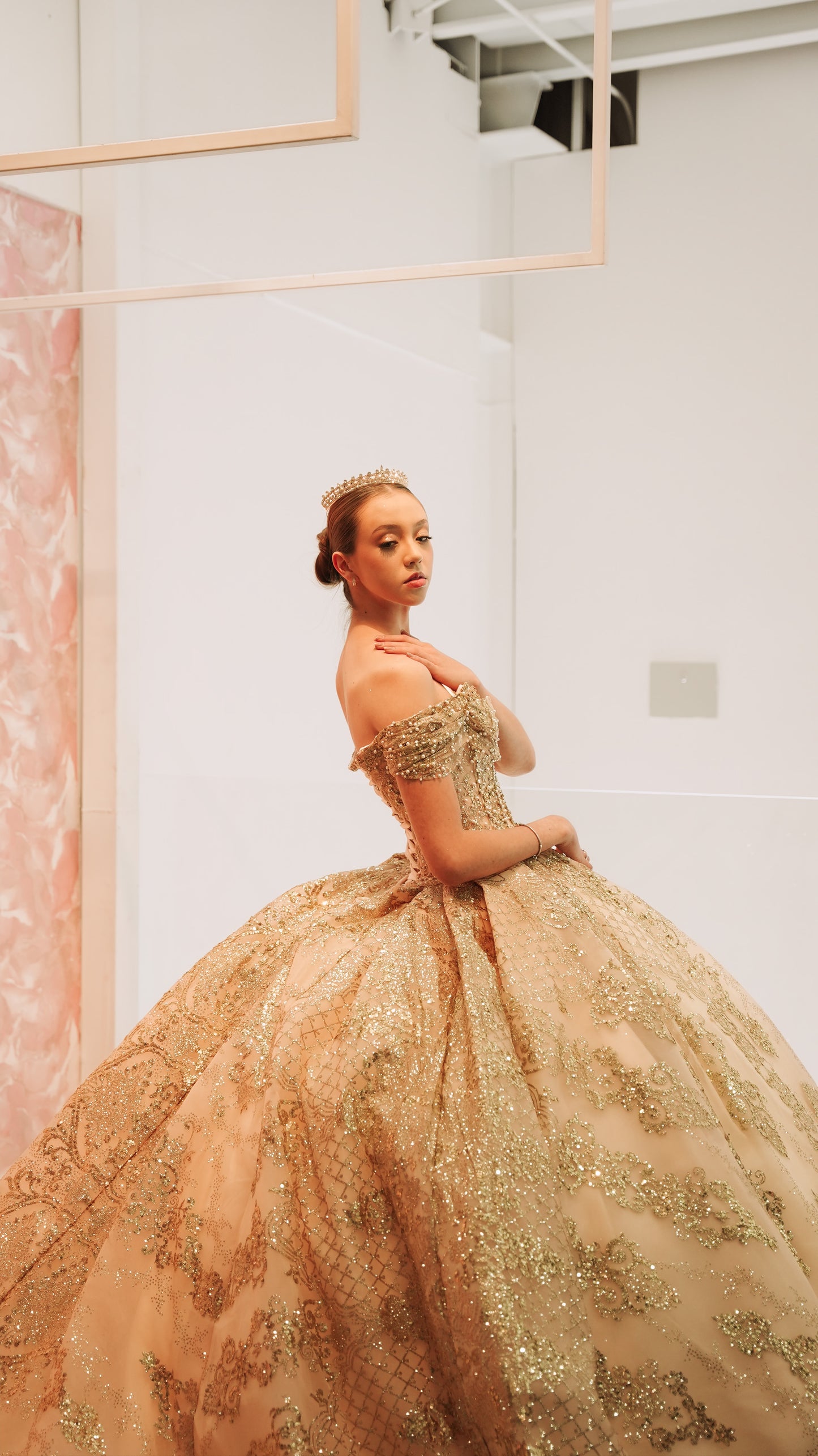 Vestido de XV Años Beige Pedreria En Corset Estampado En Falda Manga Campesina, Talla Chico