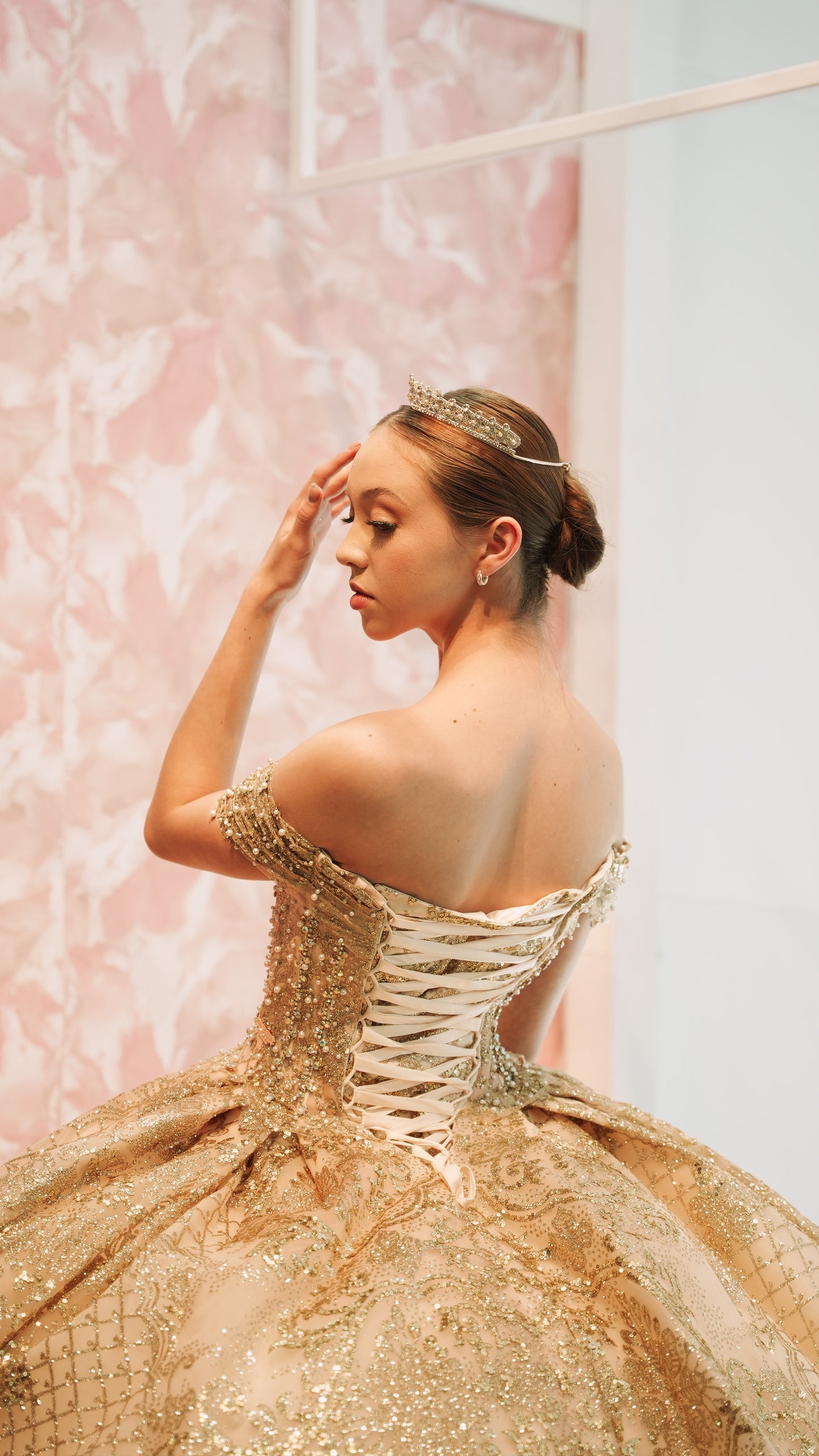 Vestido de XV Años Beige Pedreria En Corset Estampado En Falda Manga Campesina, Talla Chico