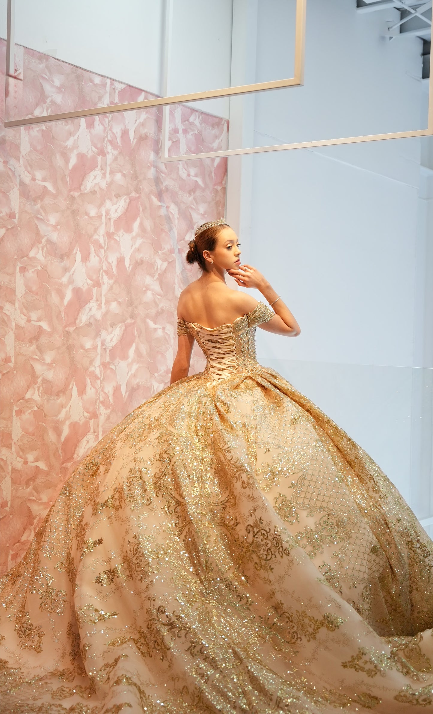 Vestido de XV Años Beige Pedreria En Corset Estampado En Falda Manga Campesina, Talla Chico