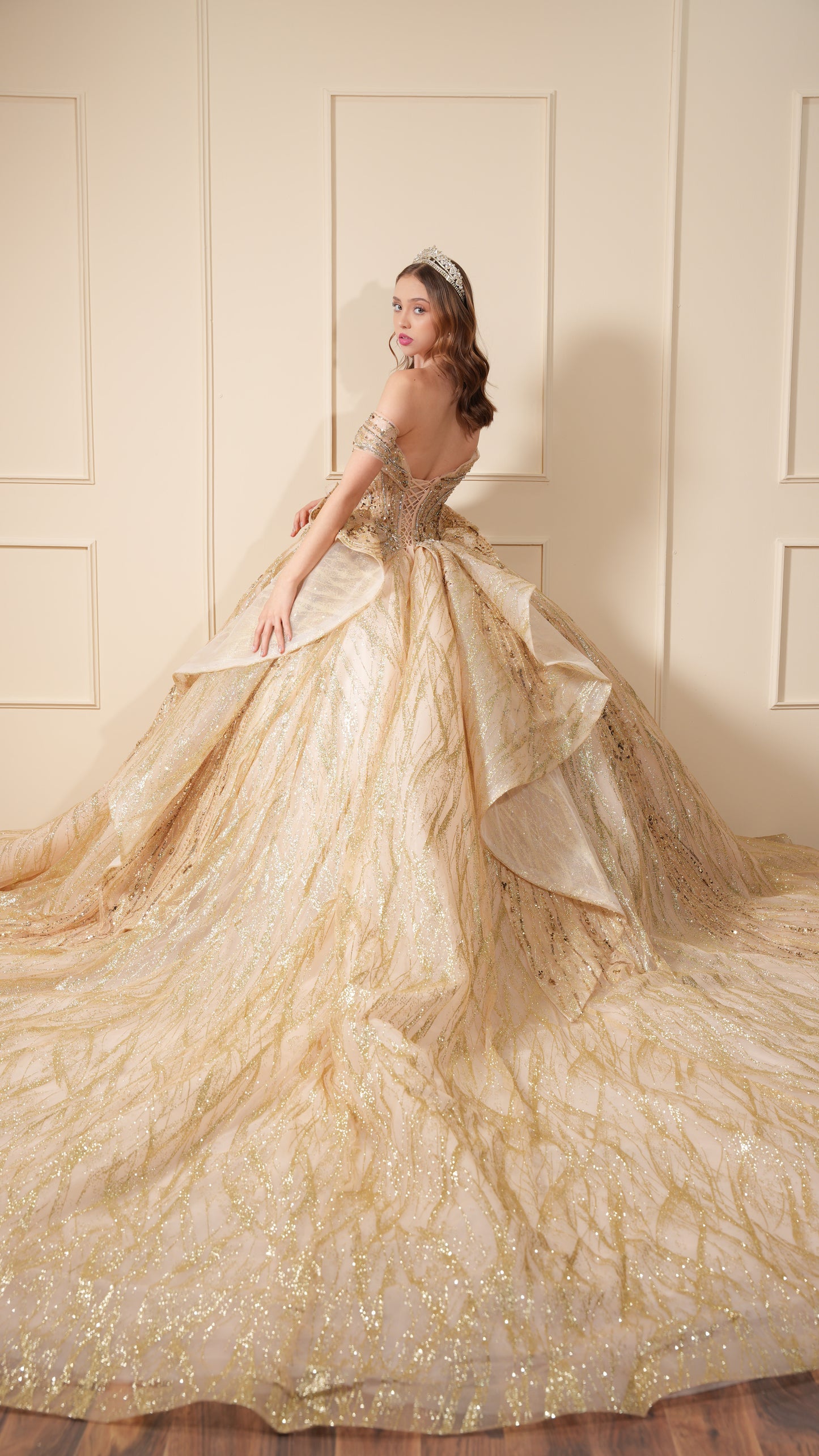Vestido de XV Años Dorado Pedrería y Glitter con Mangas Caídas y Olan en Corset