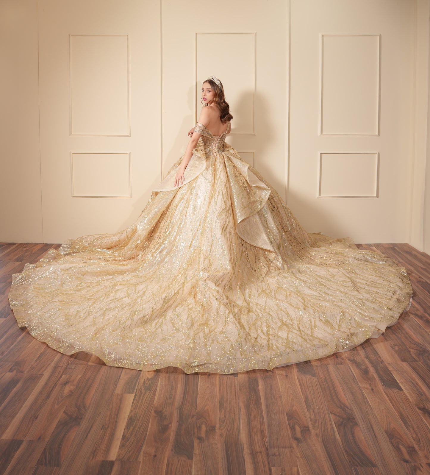 Vestido de XV Años Dorado Pedrería y Glitter con Mangas Caídas y Olan en Corset