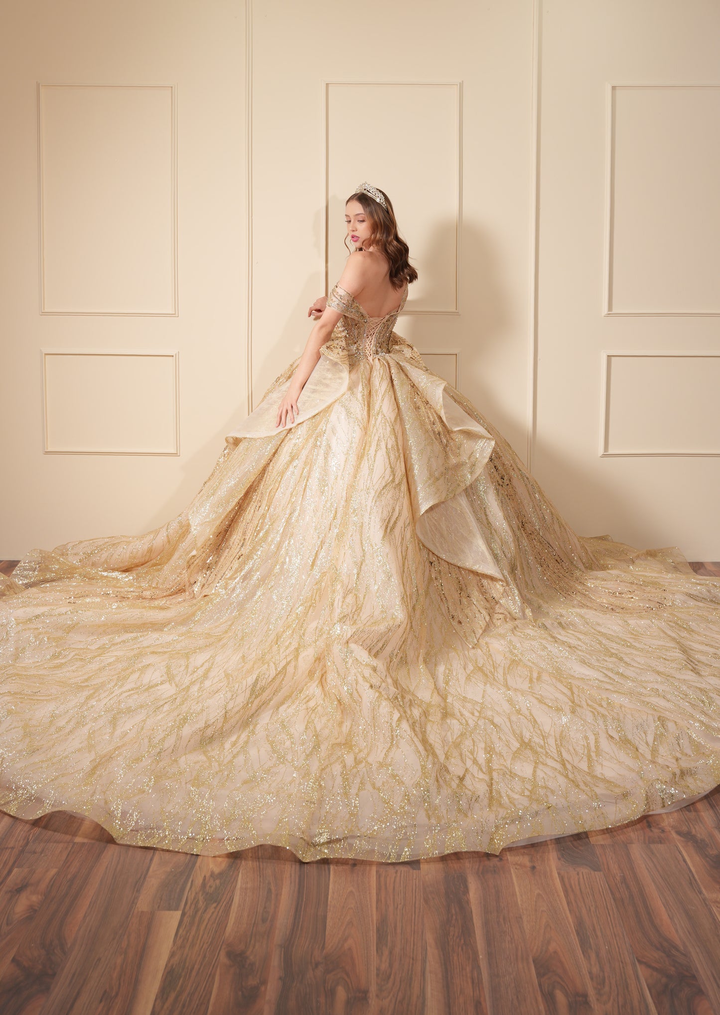 Vestido de XV Años Dorado Pedrería y Glitter con Mangas Caídas y Olan en Corset