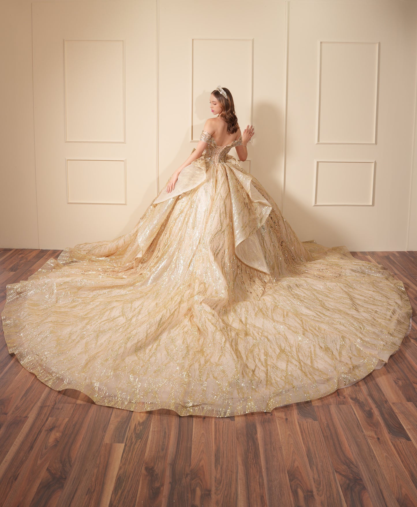 Vestido de XV Años Dorado Pedrería y Glitter con Mangas Caídas y Olan en Corset