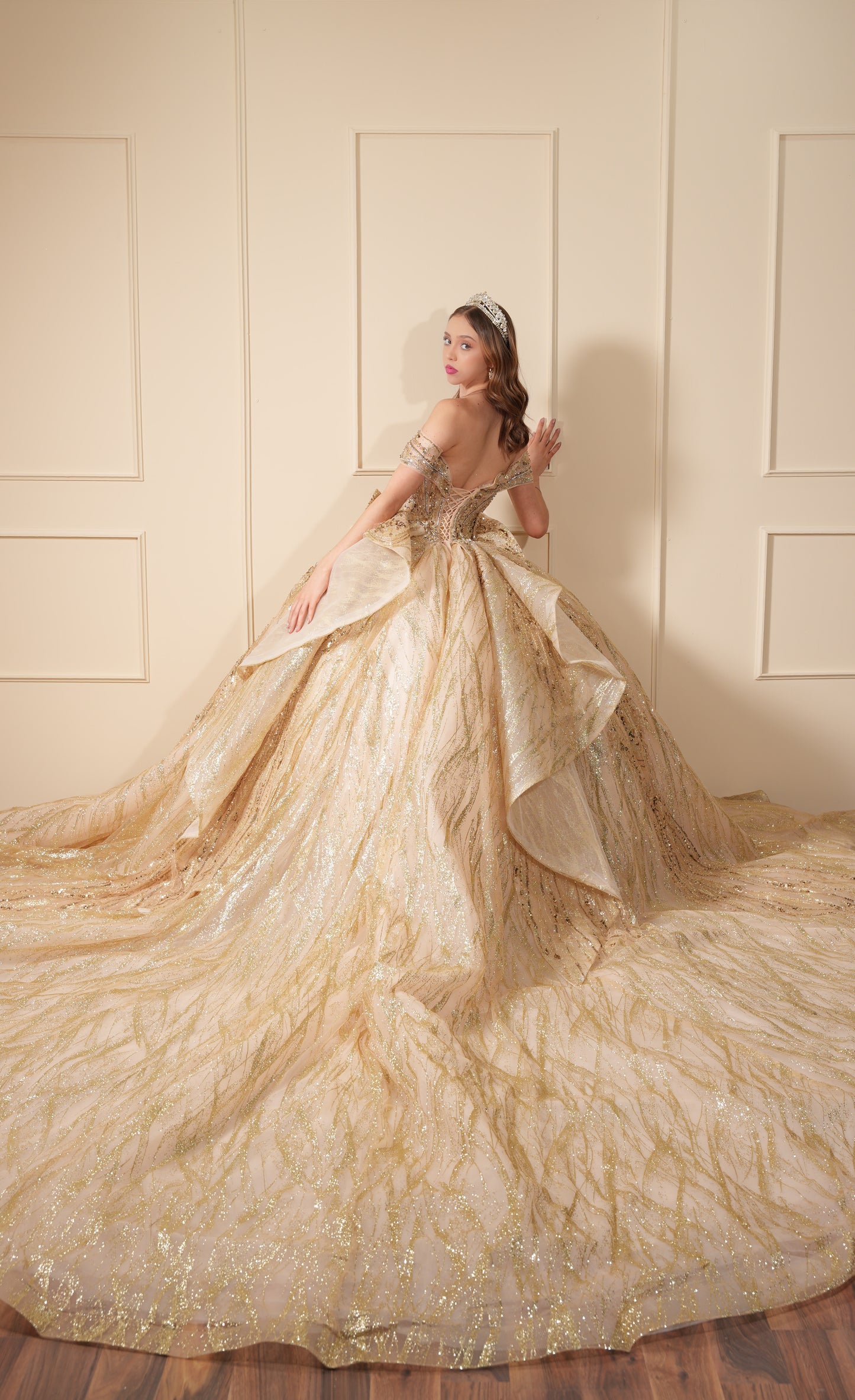 Vestido de XV Años Dorado Pedrería y Glitter con Mangas Caídas y Olan en Corset