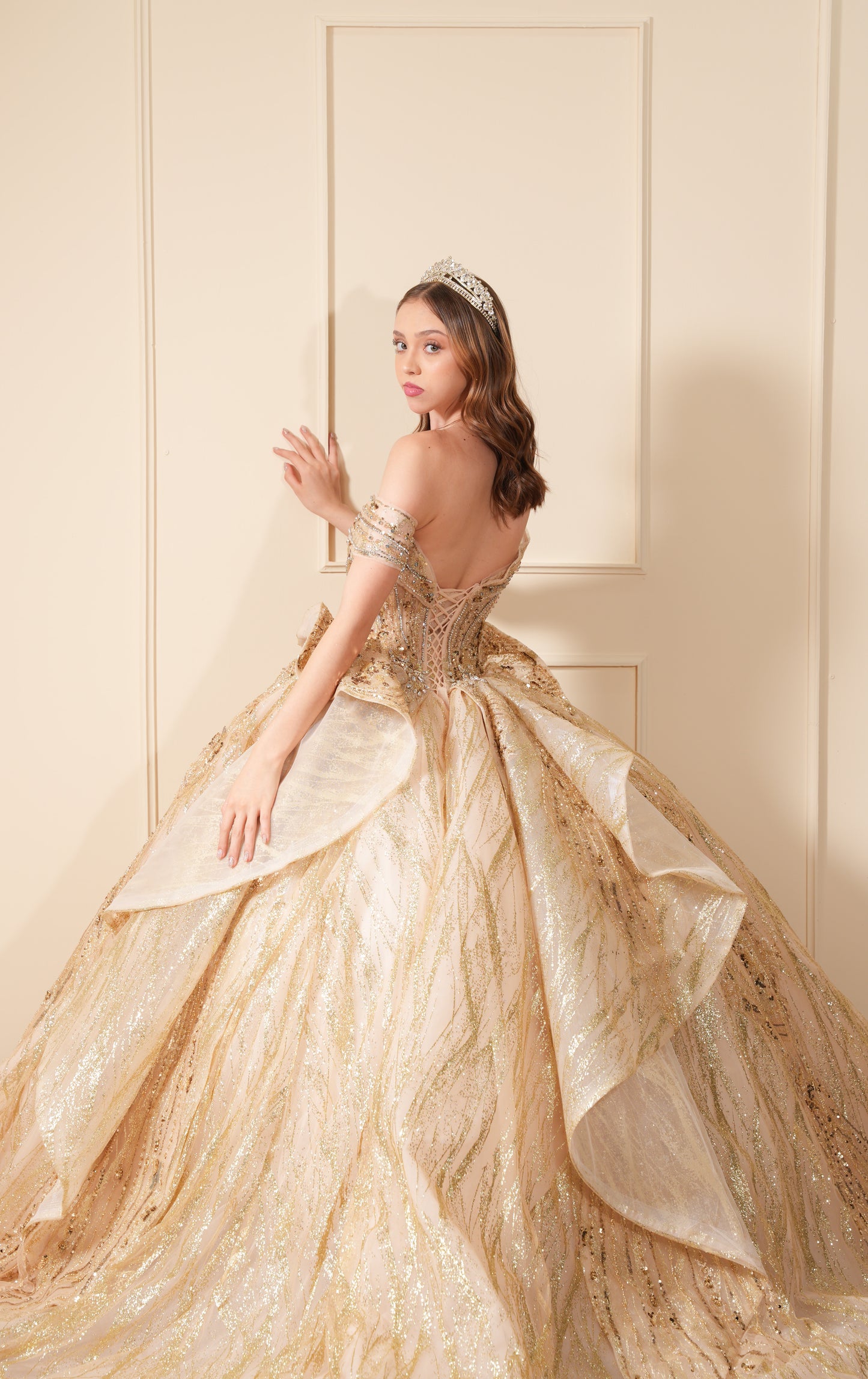 Vestido de XV Años Dorado Pedrería y Glitter con Mangas Caídas y Olan en Corset