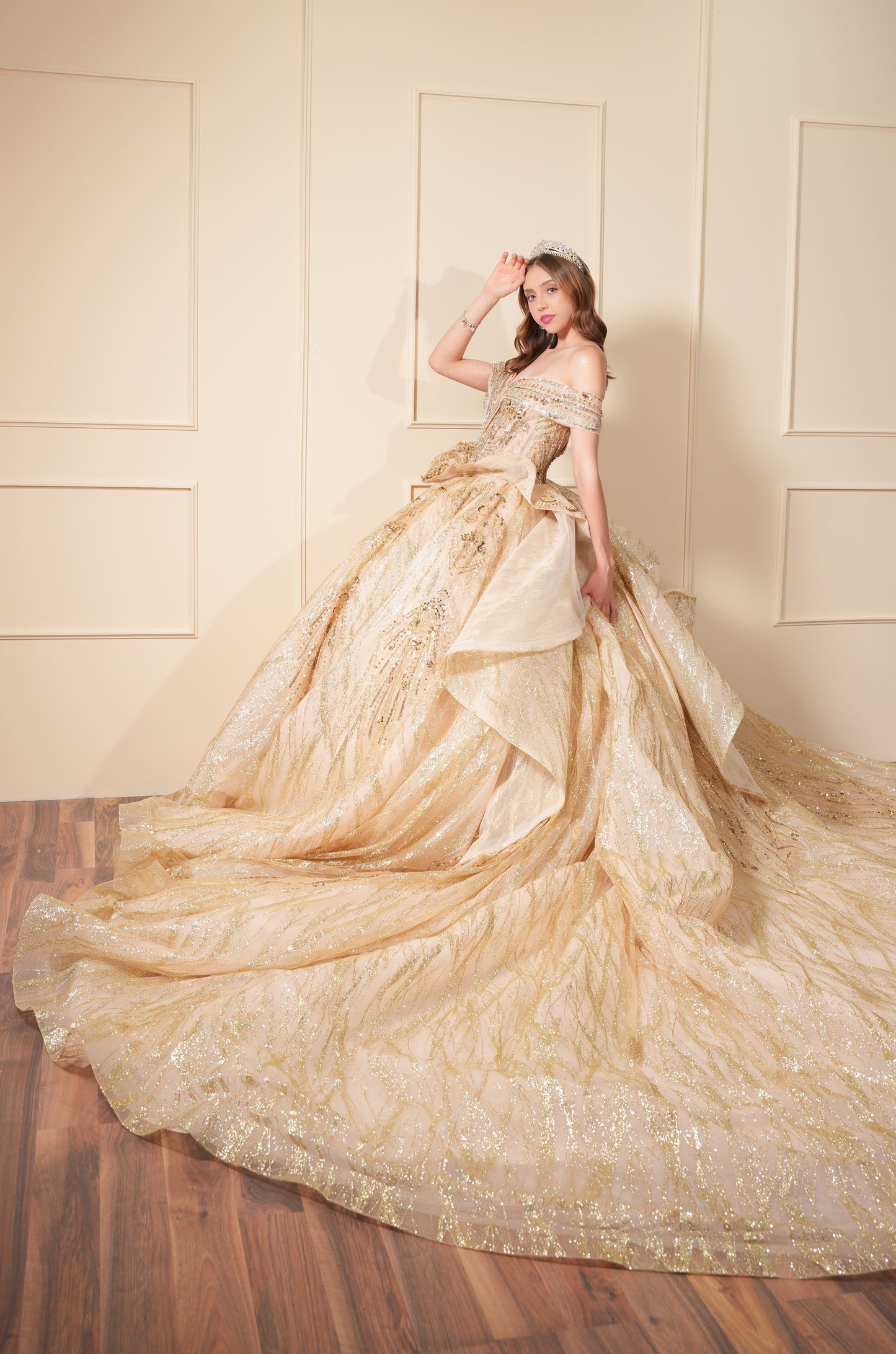 Vestido de XV Años Dorado Pedrería y Glitter con Mangas Caídas y Olan en Corset