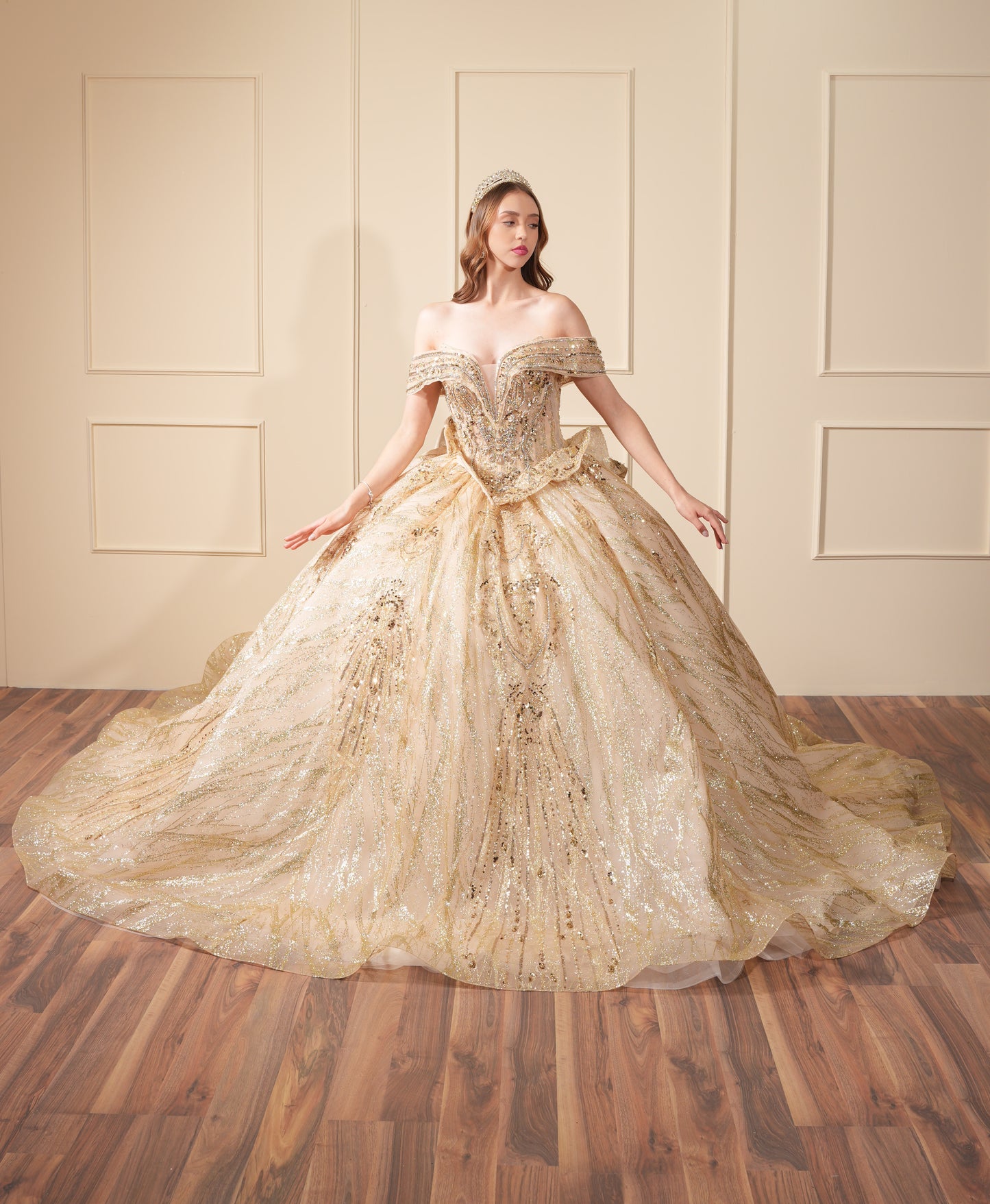 Vestido de XV Años Dorado Pedrería y Glitter con Mangas Caídas y Olan en Corset
