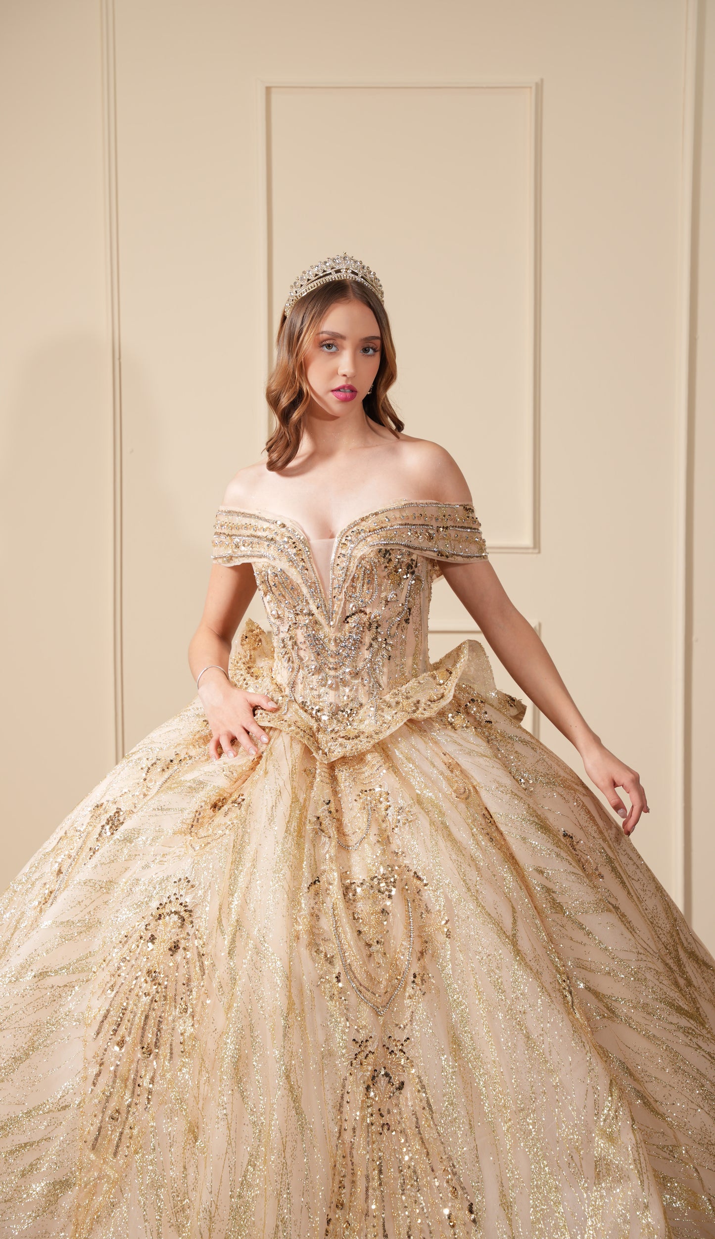 Vestido de XV Años Dorado Pedrería y Glitter con Mangas Caídas y Olan en Corset