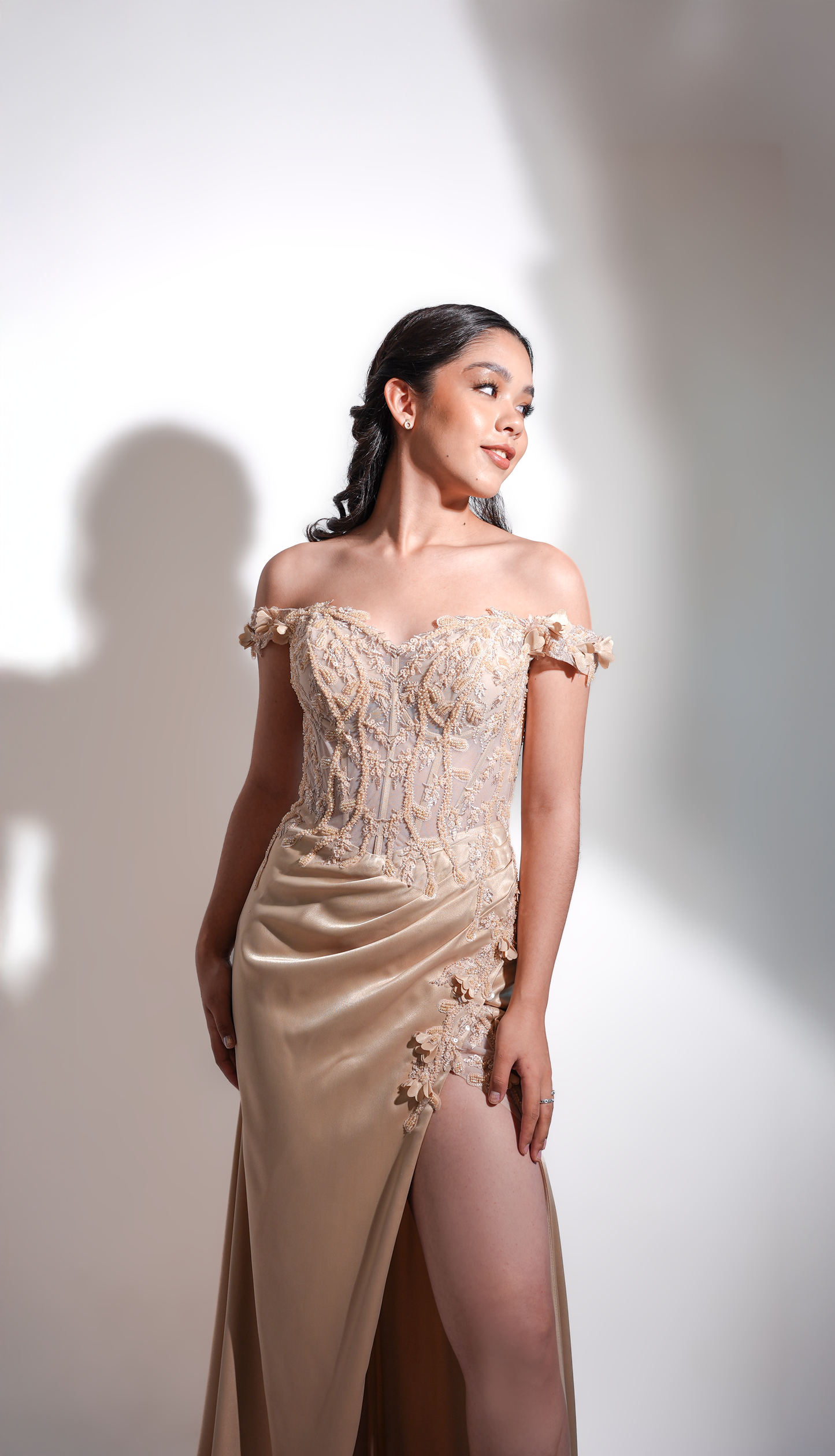 Vestido Beige De Corset Con Pedreria Y Mangas Caidas