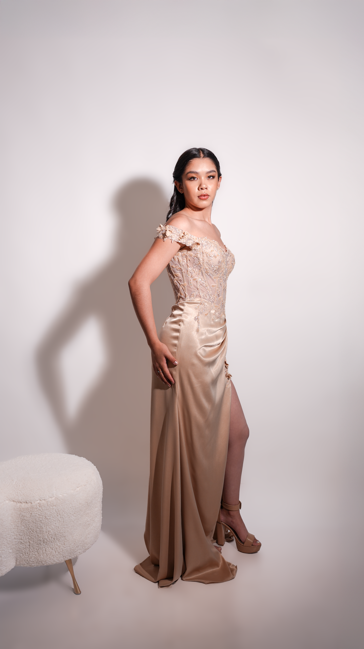 Vestido Beige De Corset Con Pedreria Y Mangas Caidas