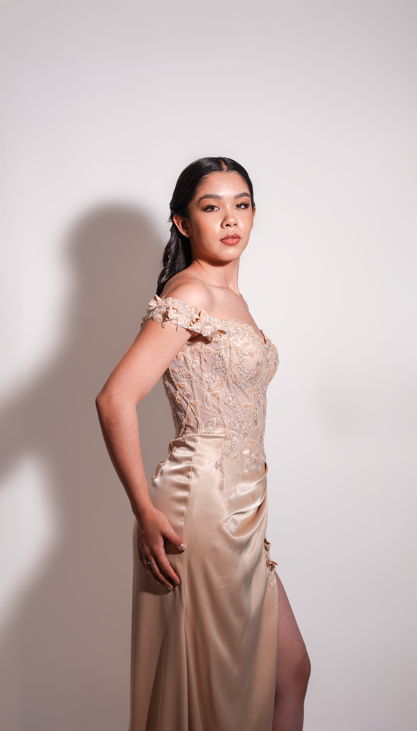 Vestido Beige De Corset Con Pedreria Y Mangas Caidas