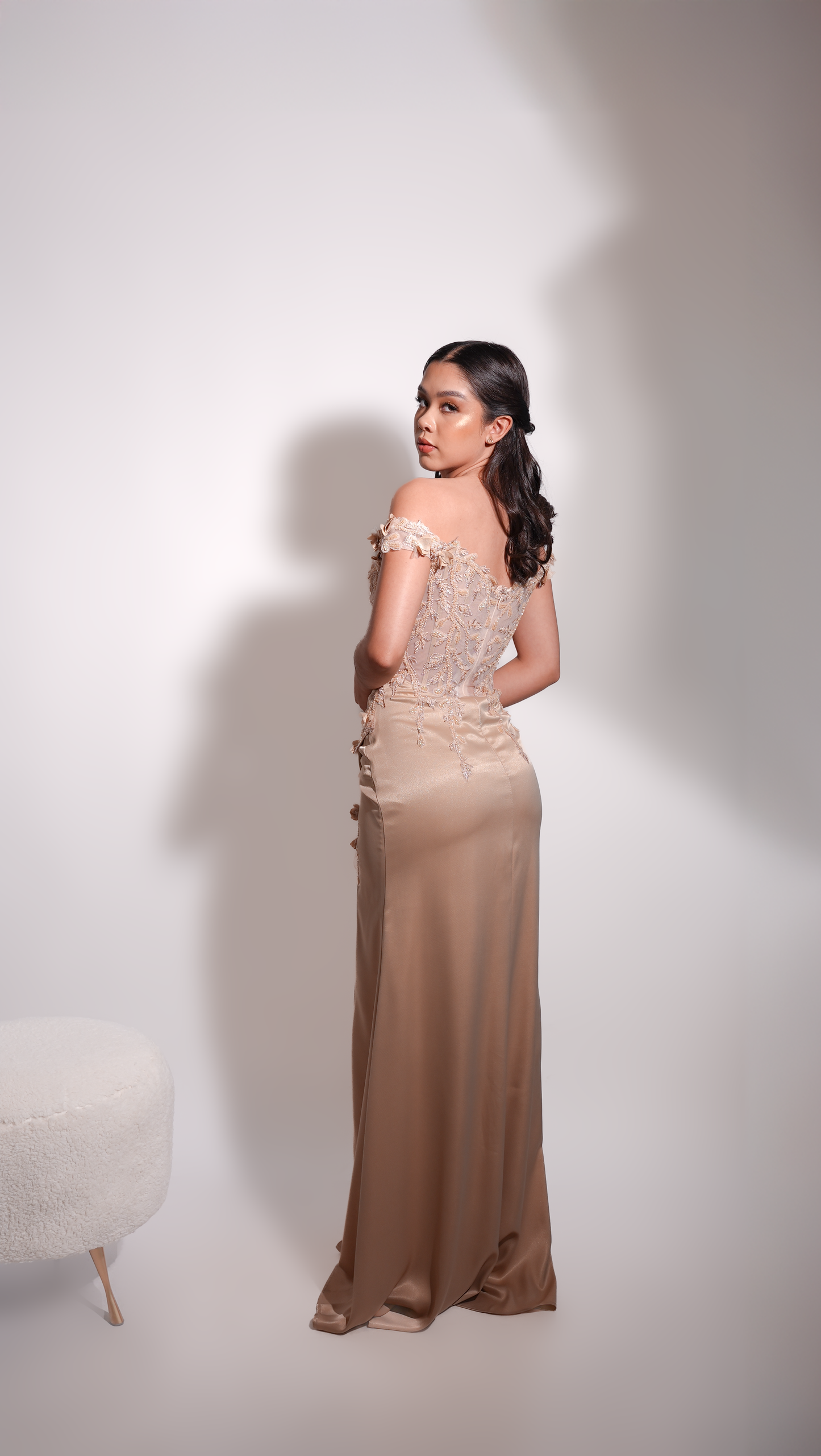 Vestido Beige De Corset Con Pedreria Y Mangas Caidas