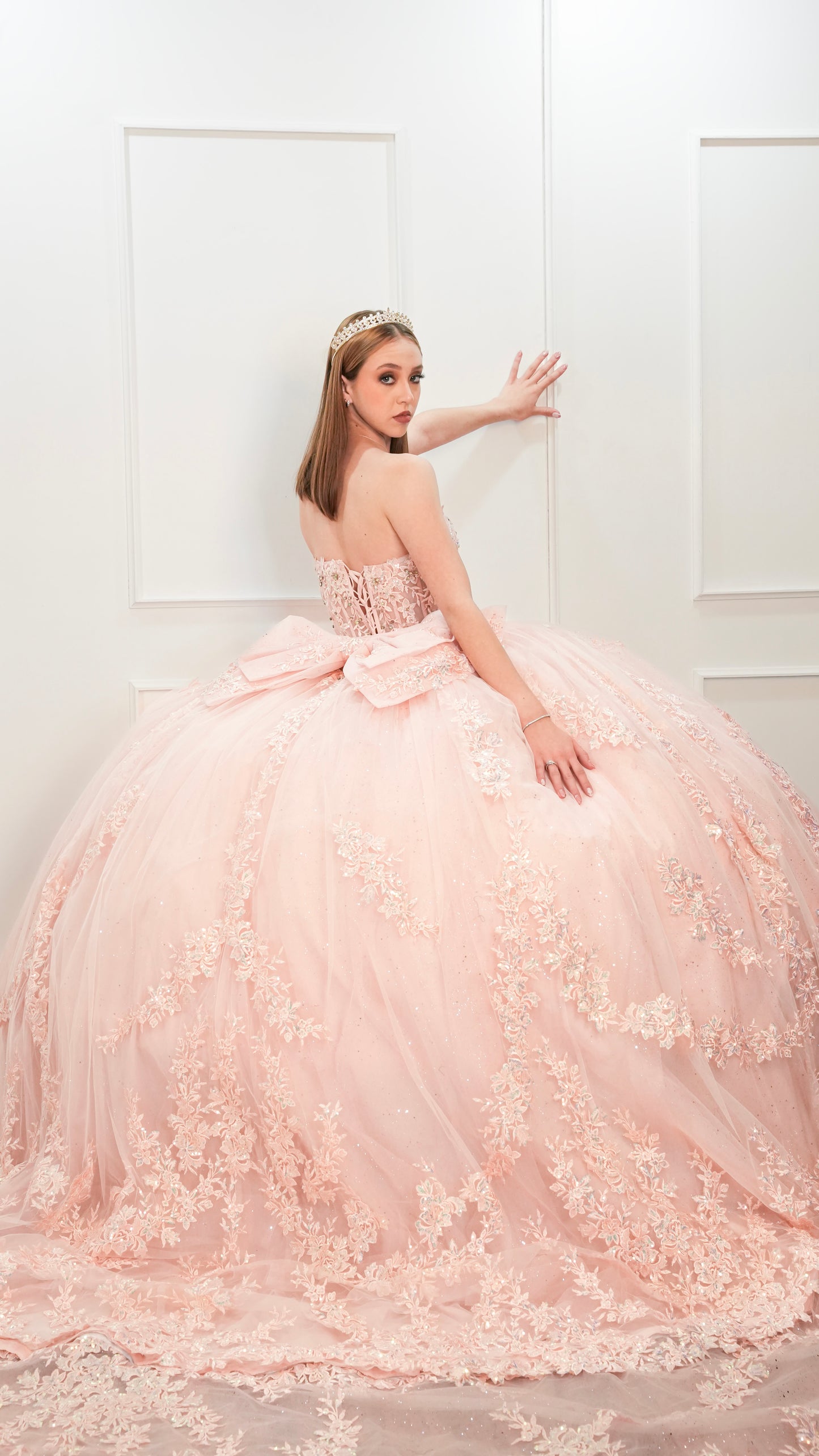Vestido de XV Años Rosa Brilloso de Capa Extralarga Desmontable (Renta)
