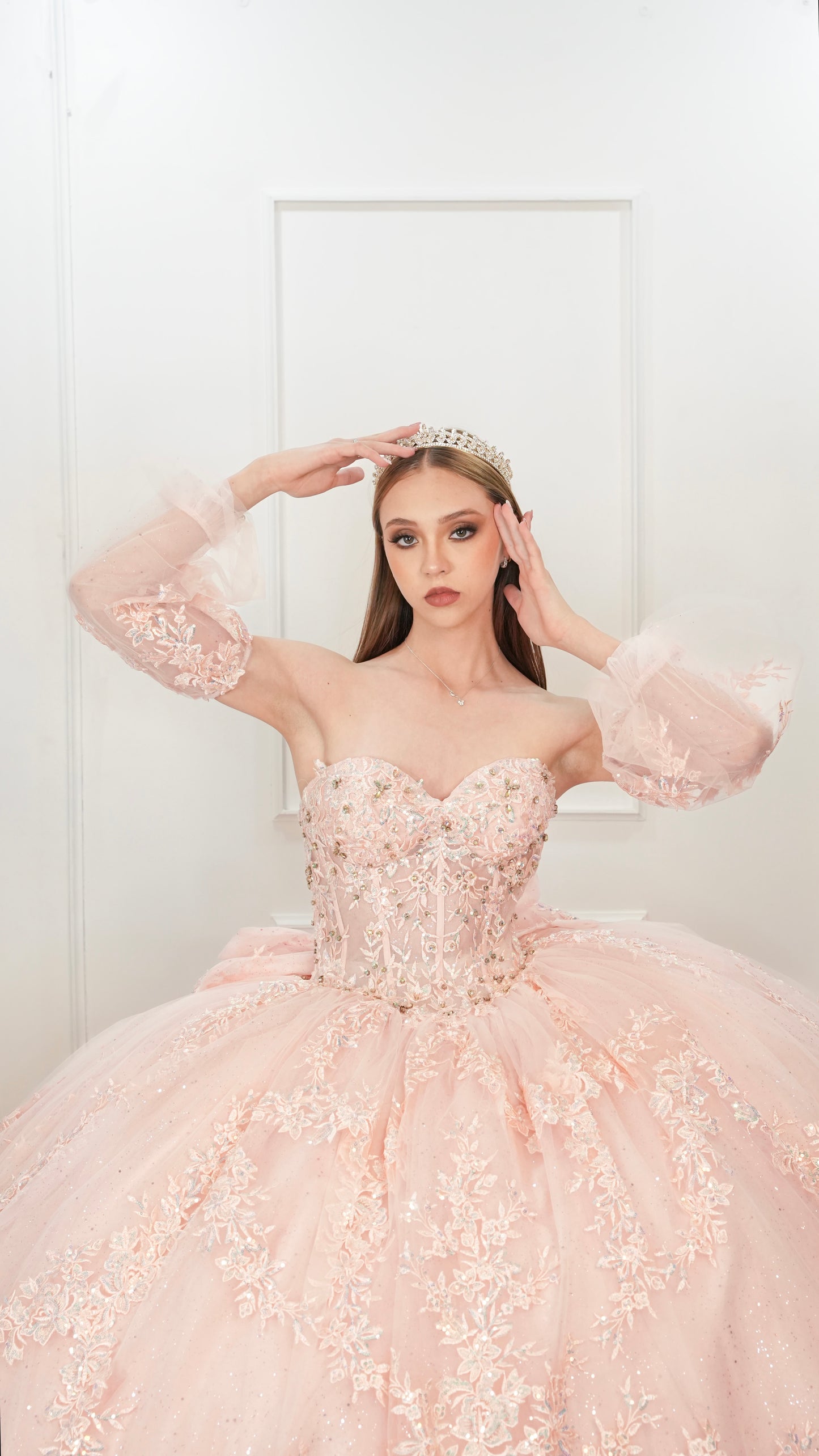 Vestido de XV Años Rosa Brilloso de Capa Extralarga Desmontable (Renta)