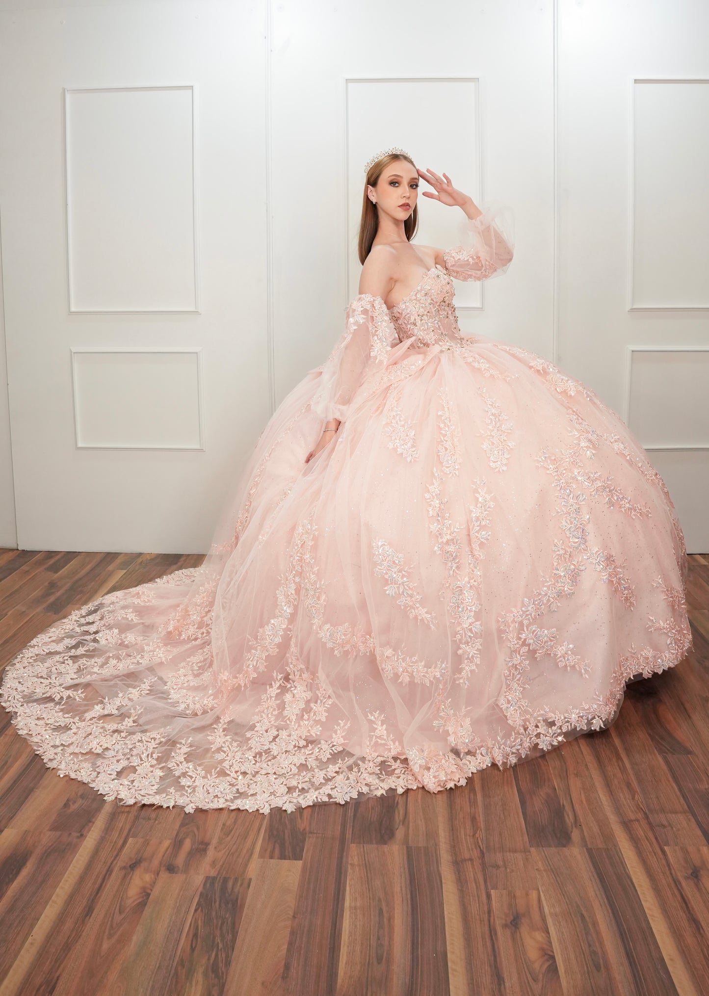 Vestido de XV Años Rosa Brilloso de Capa Extralarga Desmontable (Renta)