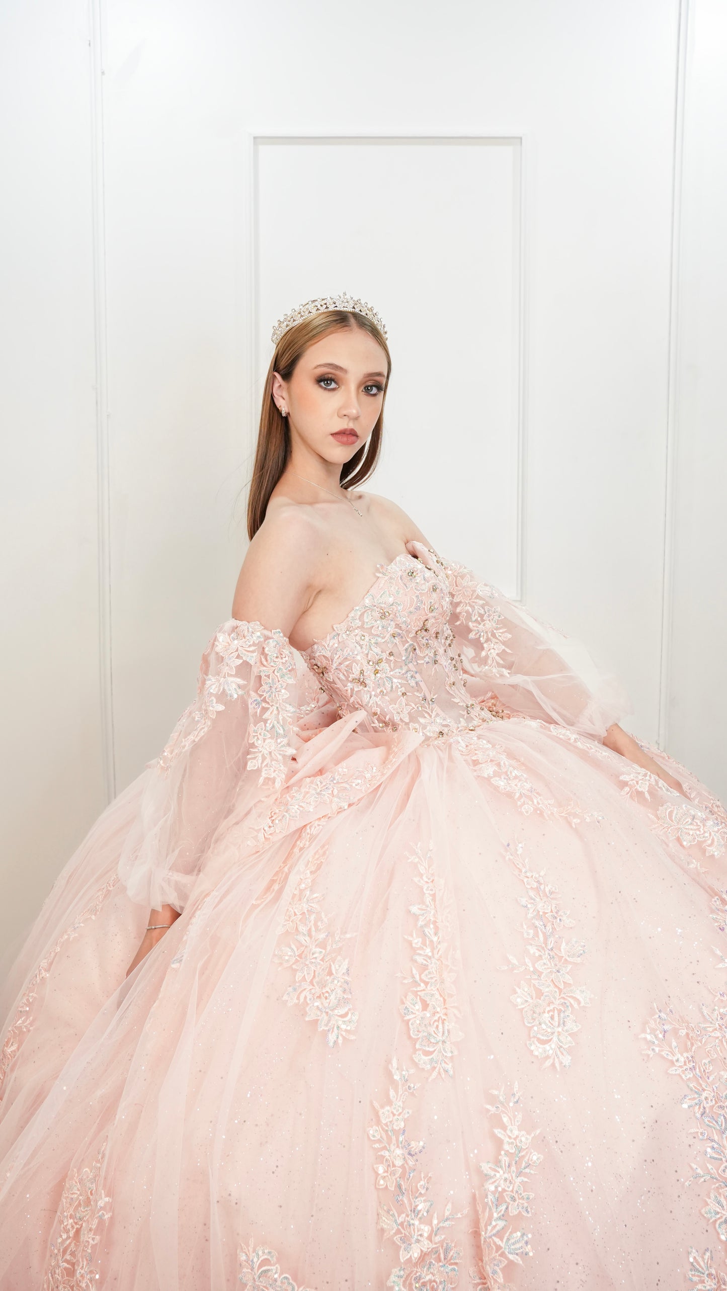 Vestido de XV Años Rosa Brilloso de Capa Extralarga Desmontable (Renta)