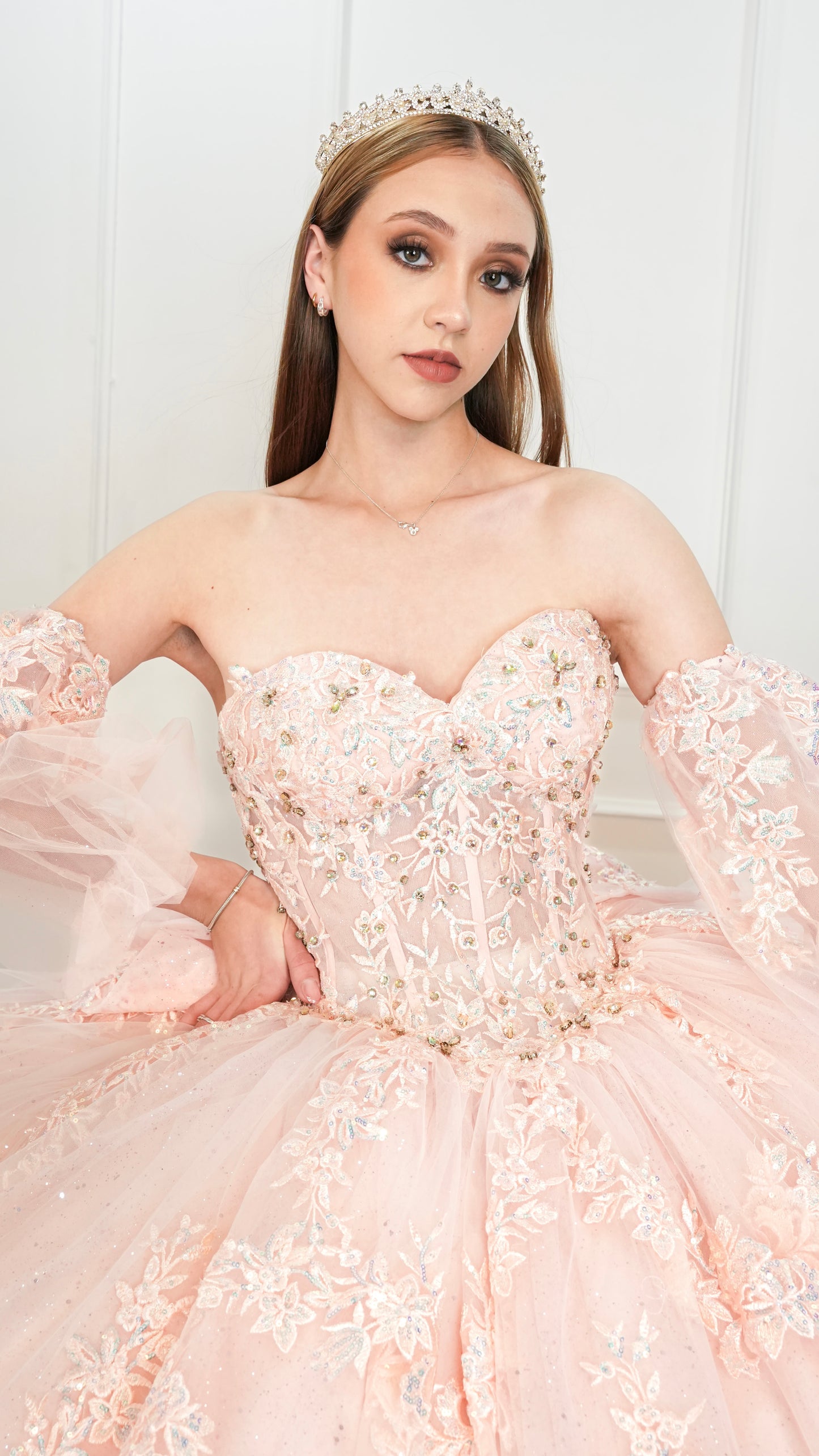 Vestido de XV Años Rosa Brilloso de Capa Extralarga Desmontable (Renta)