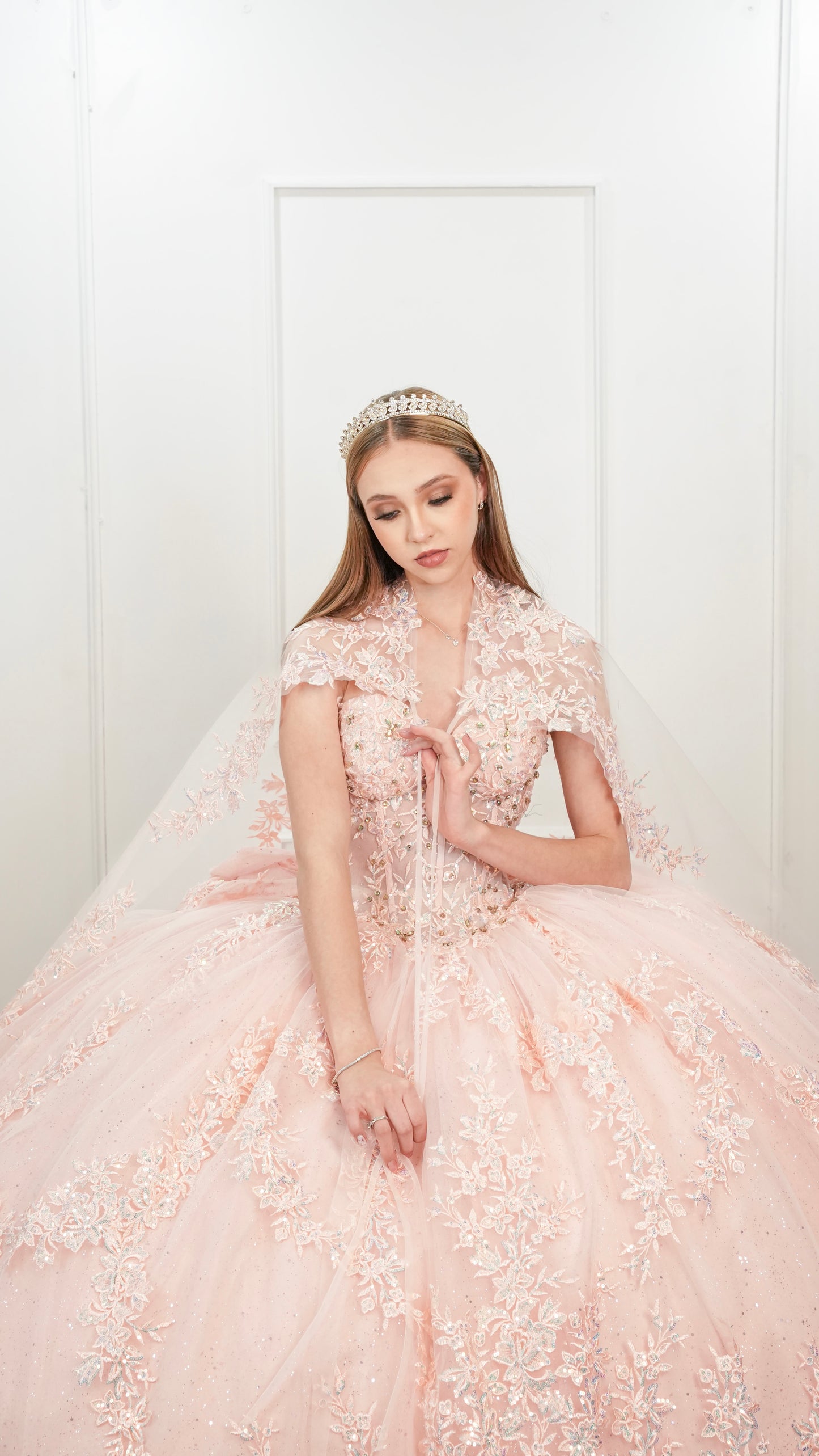 Vestido de XV Años Rosa Brilloso de Capa Extralarga Desmontable (Renta)