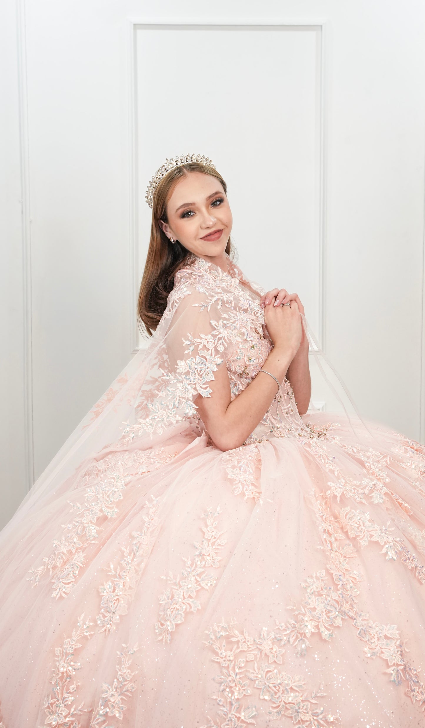 Vestido de XV Años Rosa Brilloso de Capa Extralarga Desmontable (Renta)