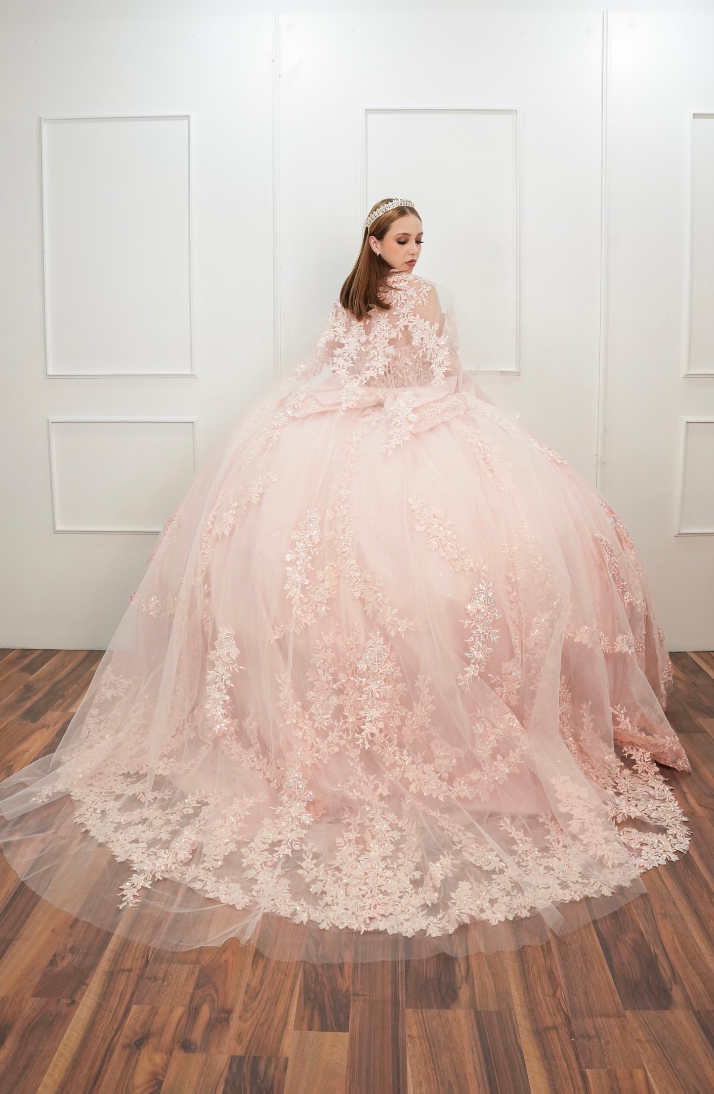 Vestido de XV Años Rosa Brilloso de Capa Extralarga Desmontable (Renta)