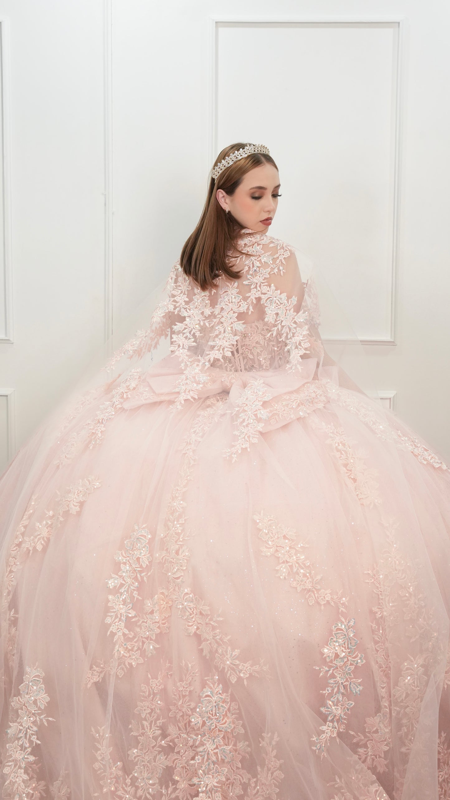 Vestido de XV Años Rosa Brilloso de Capa Extralarga Desmontable (Renta)