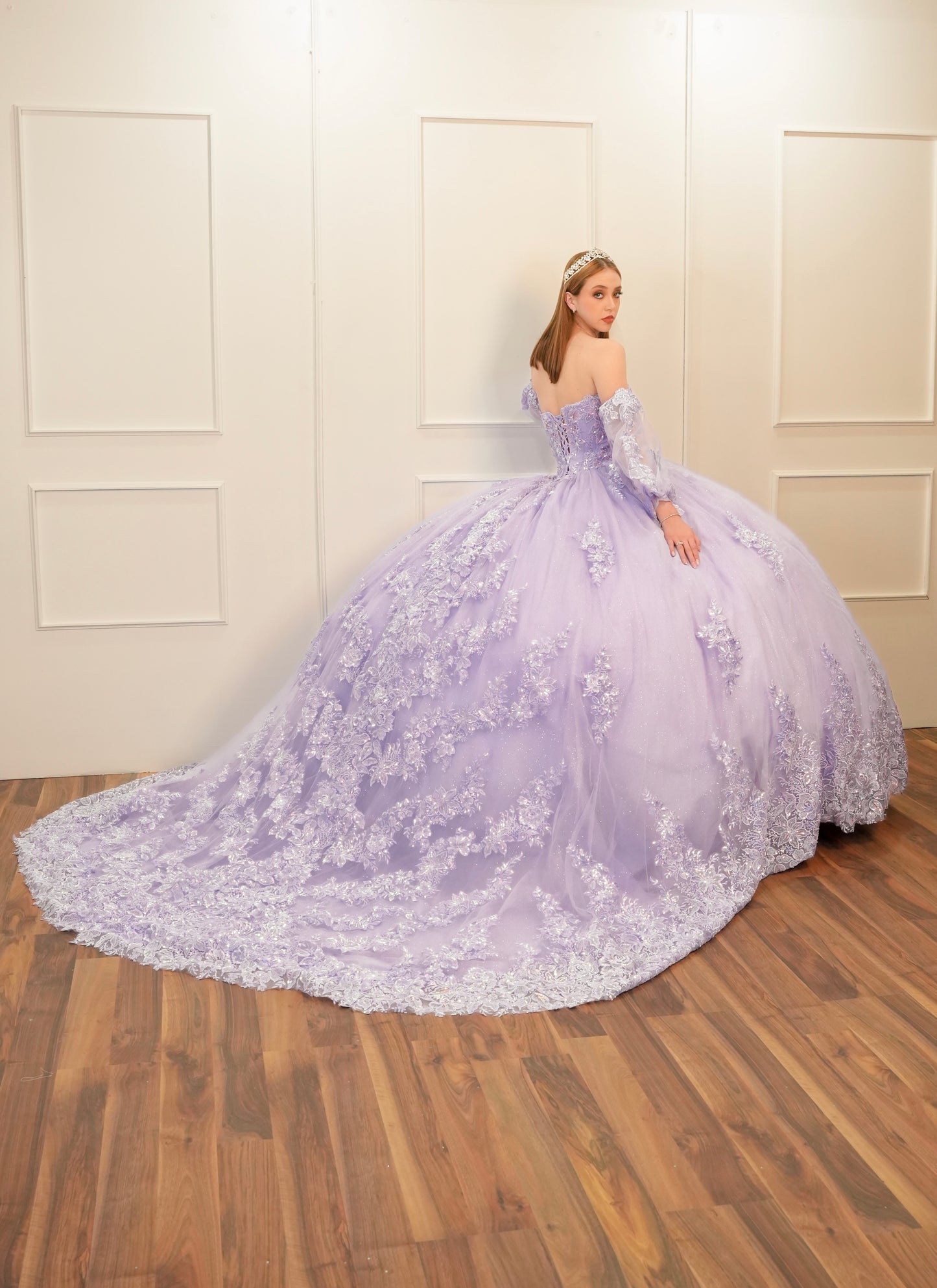 Vestido XV Años Lila Encaje Bordado con Mangas Amponas y Cola