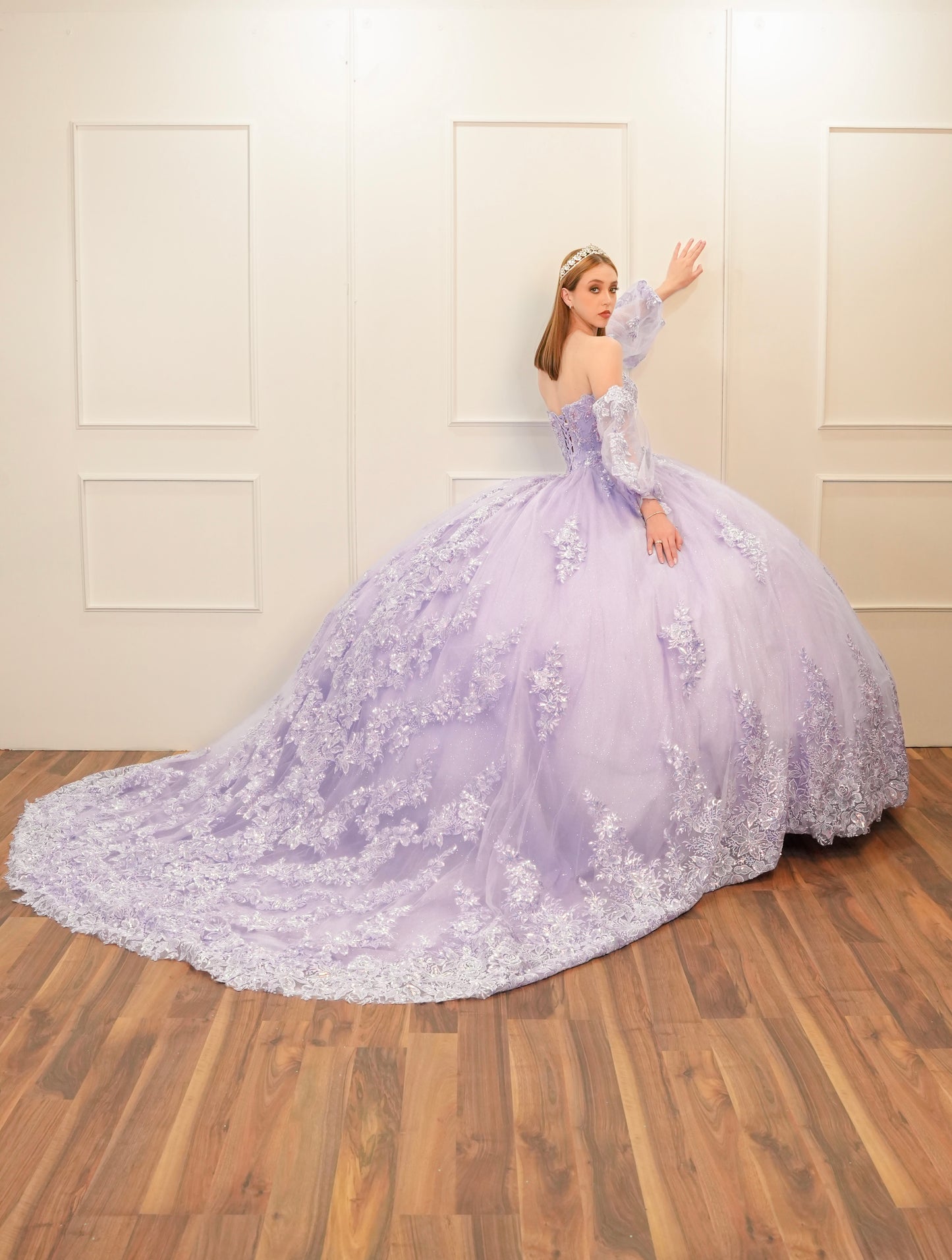 Vestido XV Años Lila Encaje Bordado con Mangas Amponas y Cola