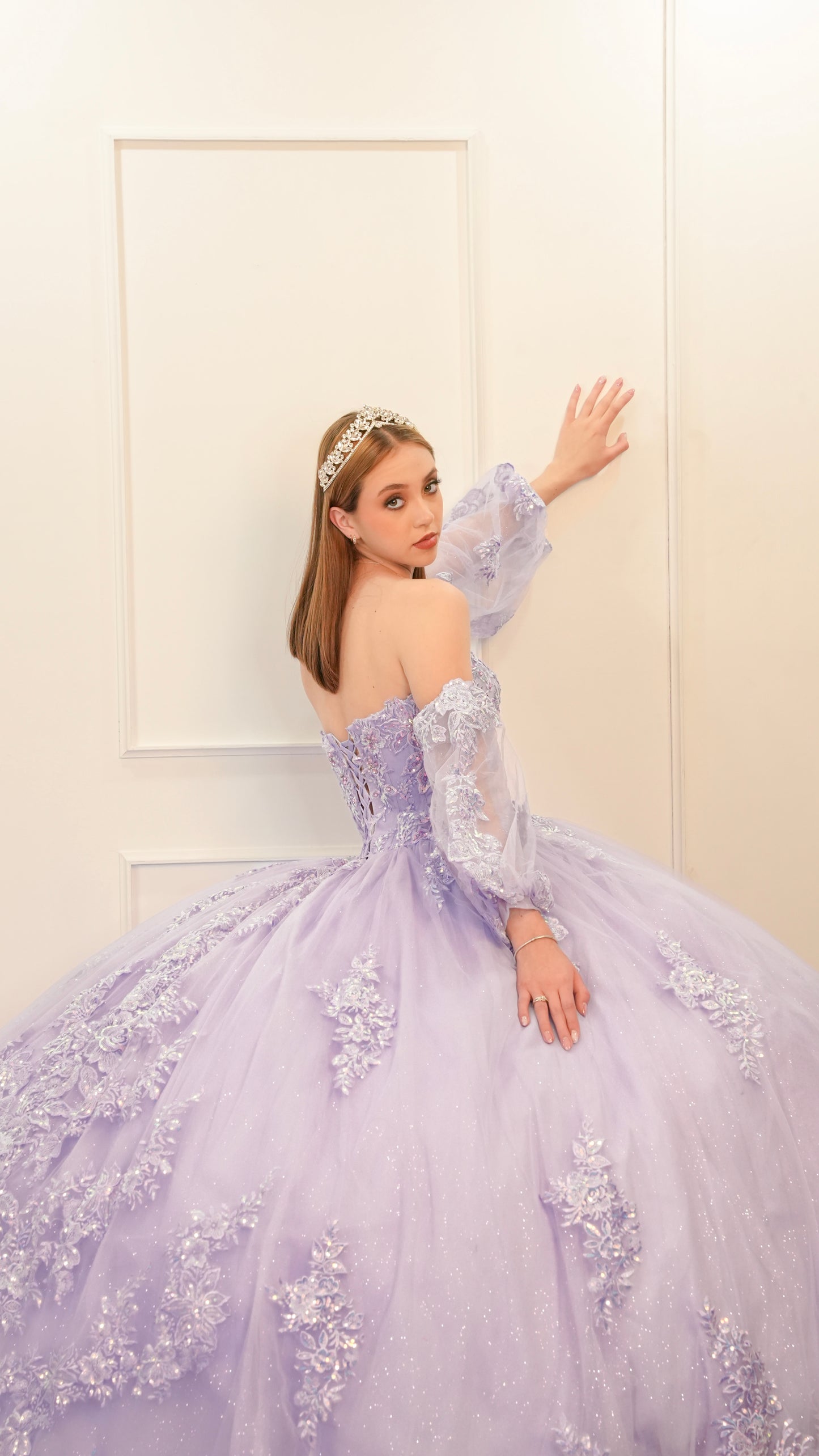 Vestido XV Años Lila Encaje Bordado con Mangas Amponas y Cola