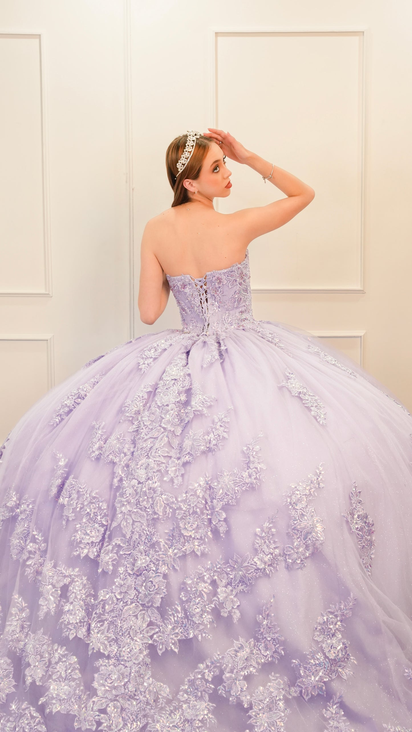 Vestido XV Años Lila Encaje Bordado con Mangas Amponas y Cola