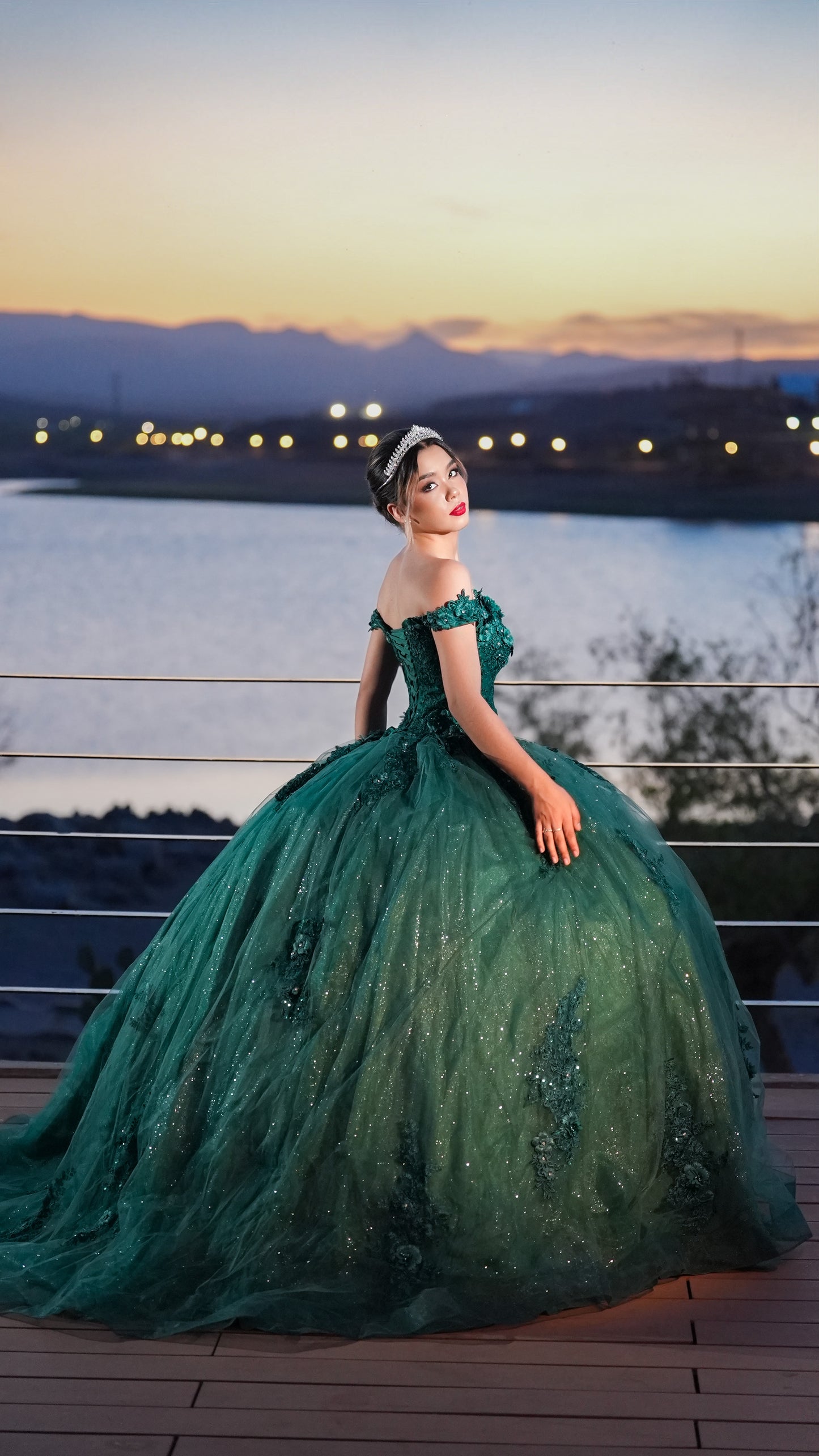 Vestido de XV Años Verde Bordado con Flores Manga Campesina