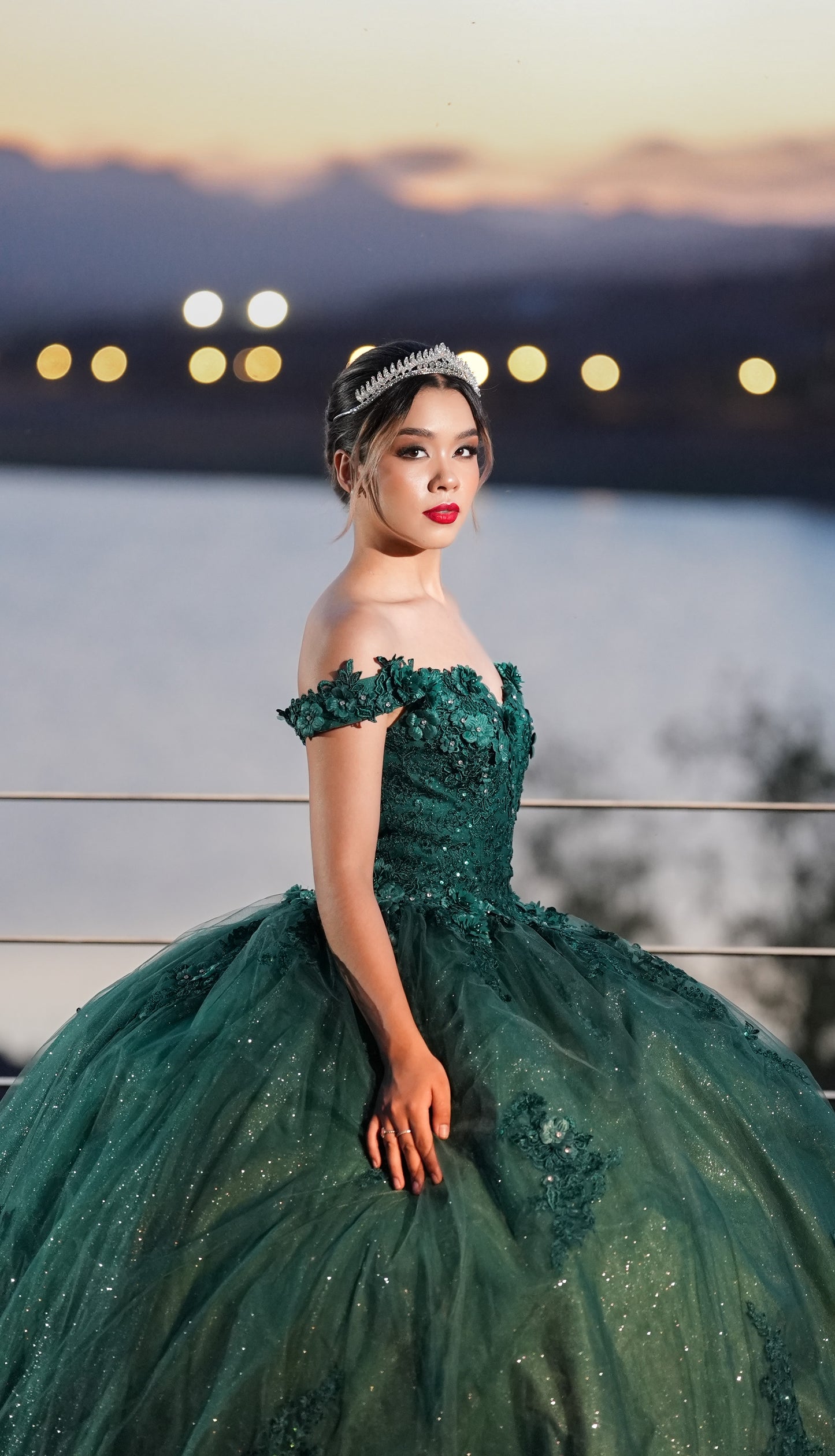 Vestido de XV Años Verde Bordado con Flores Manga Campesina
