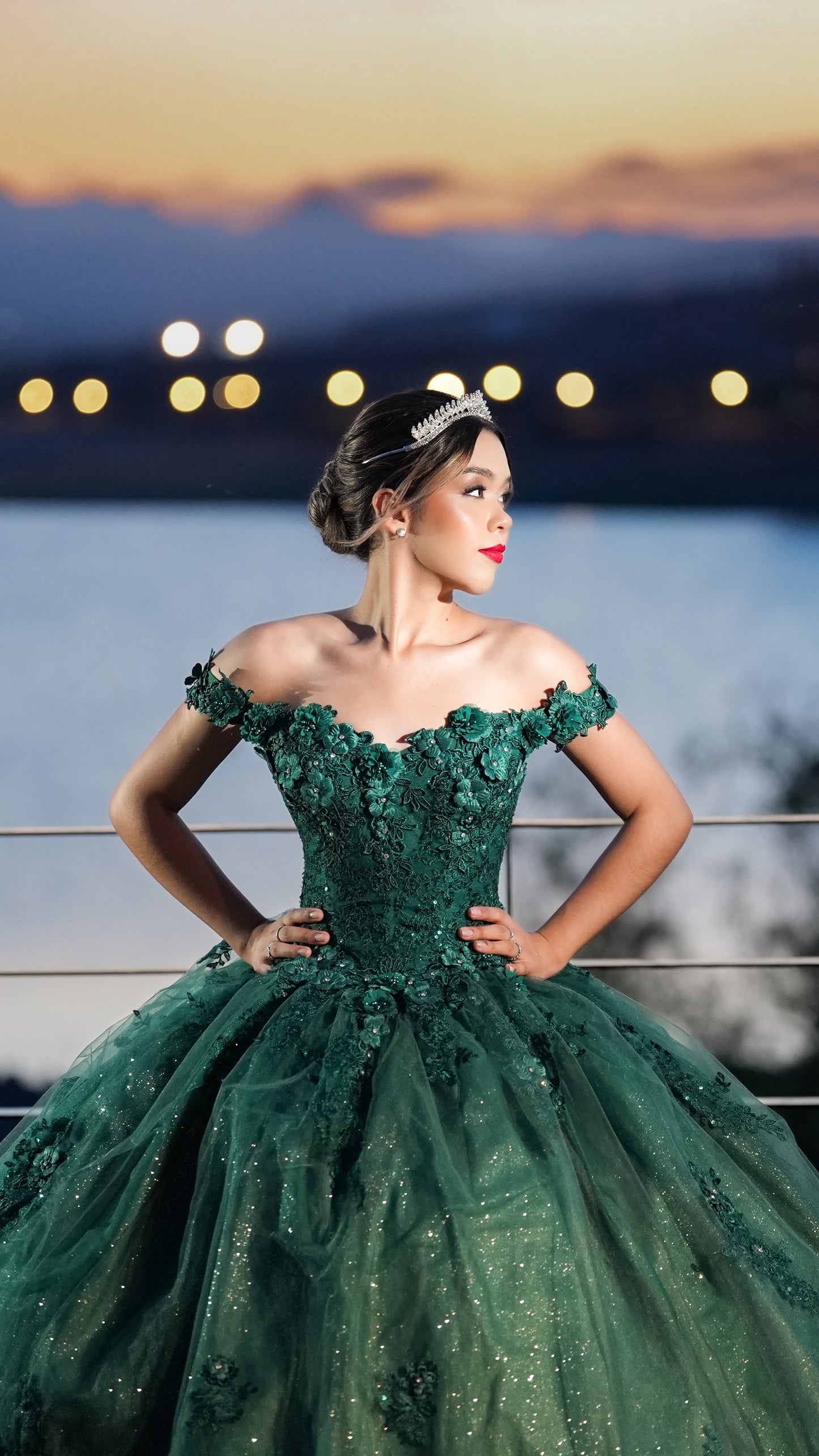 Vestido de XV Años Verde Bordado con Flores Manga Campesina