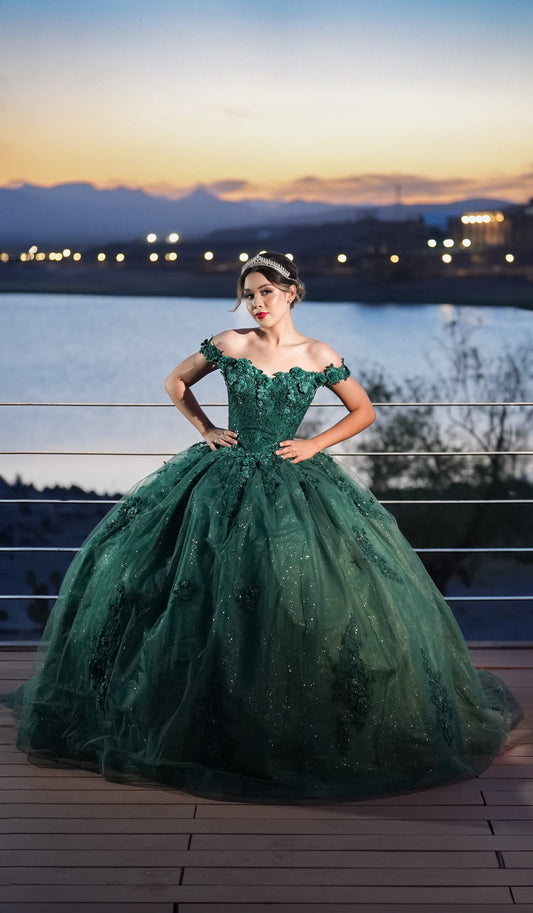 Vestido de XV Años Verde Bordado con Flores Manga Campesina
