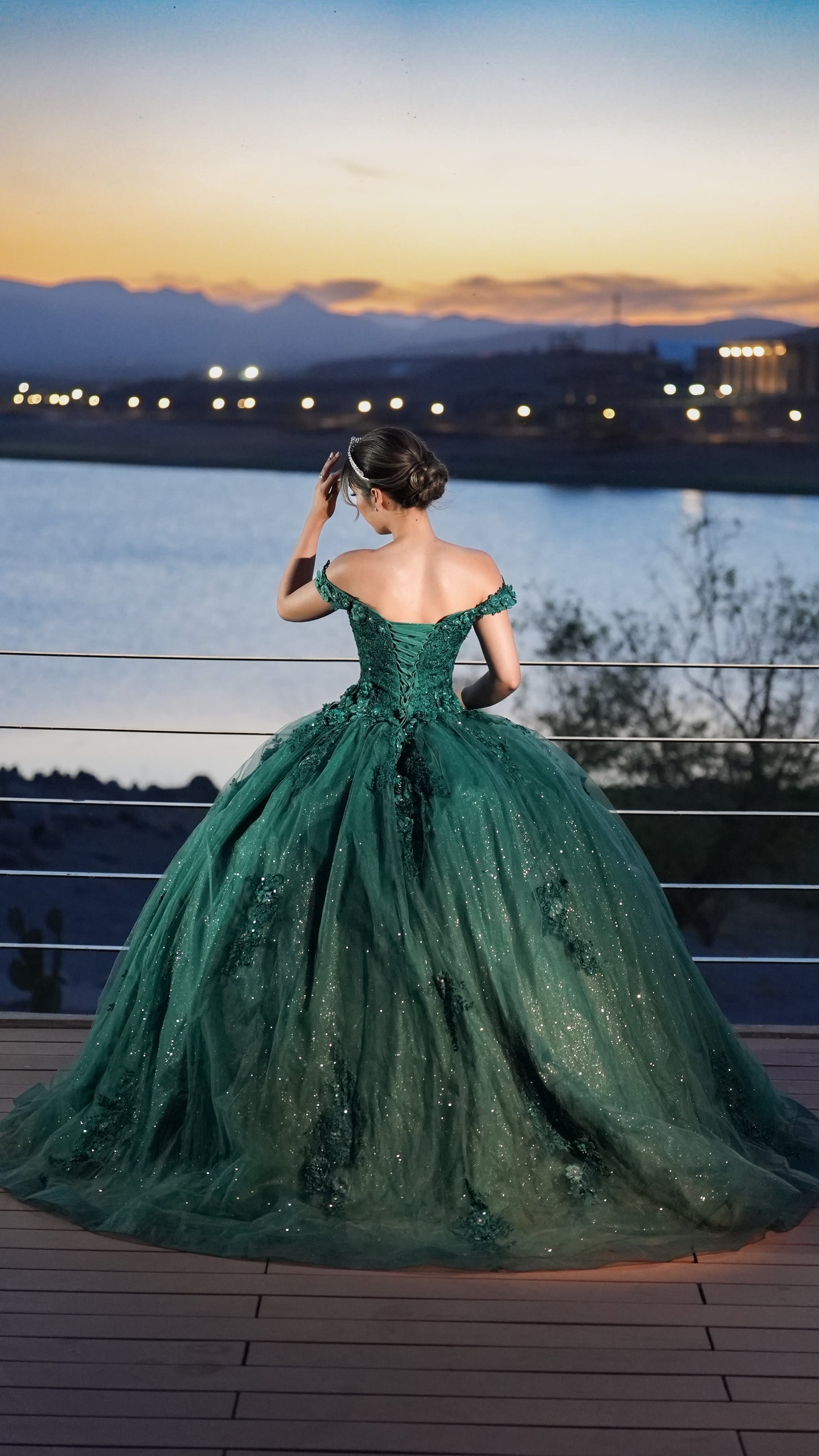 Vestido de XV Años Verde Bordado con Flores Manga Campesina