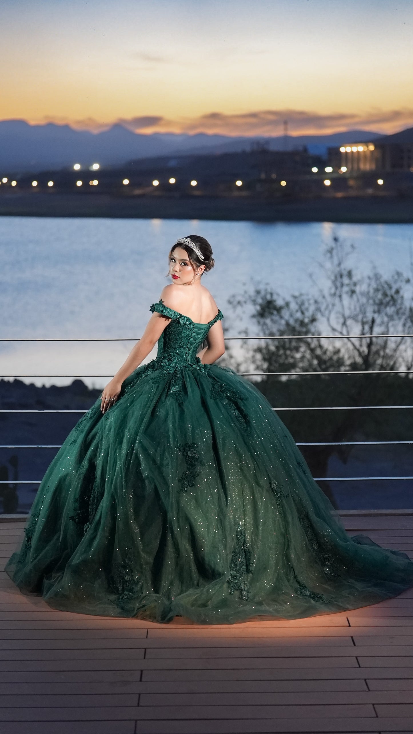 Vestido de XV Años Verde Bordado con Flores Manga Campesina