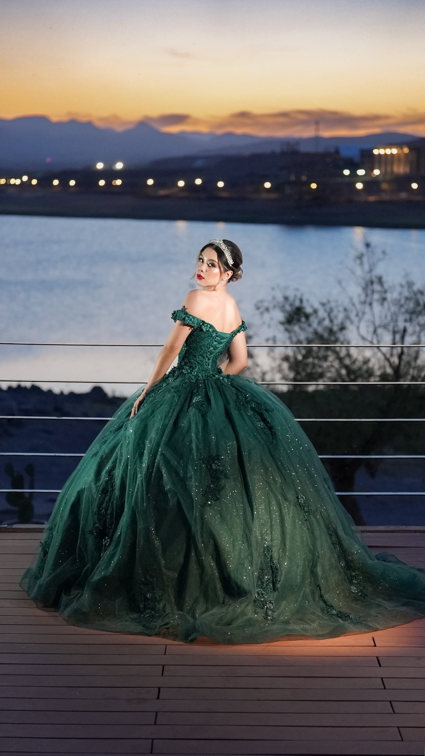Vestido de XV Años Verde Bordado con Flores Manga Campesina