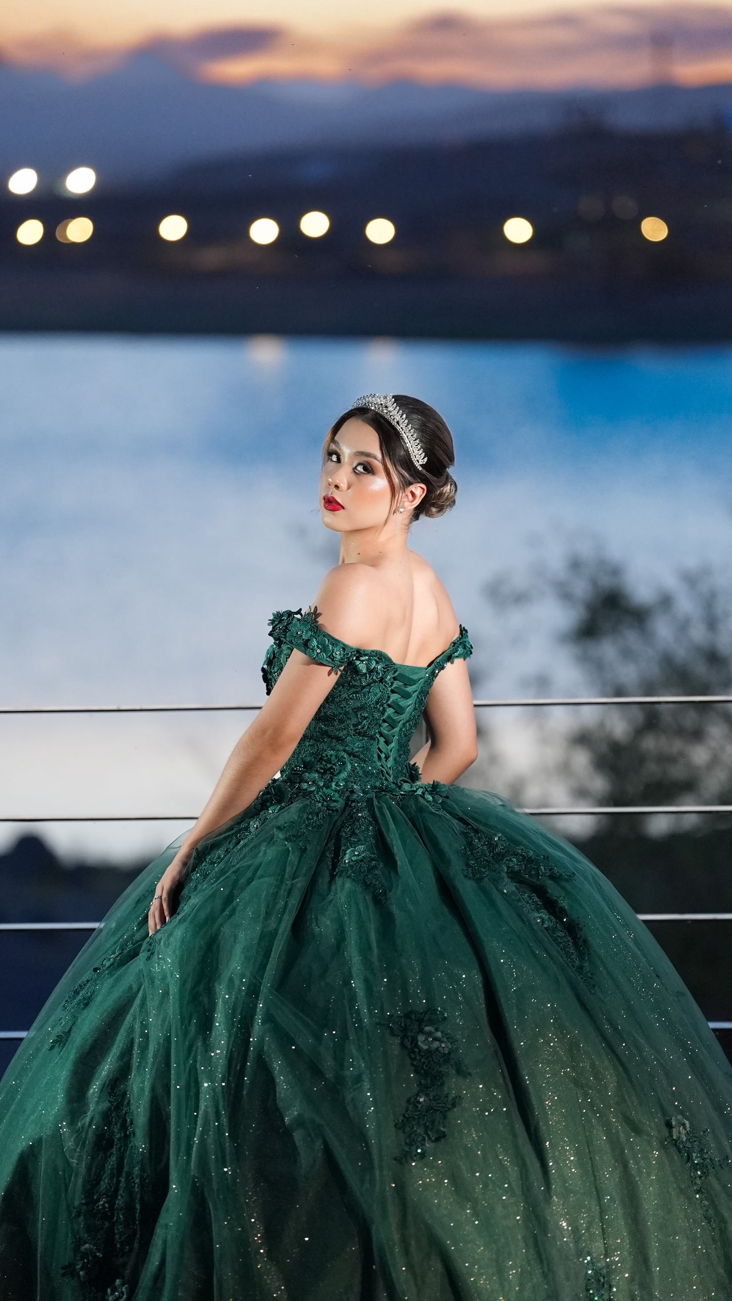 Vestido de XV Años Verde Bordado con Flores Manga Campesina