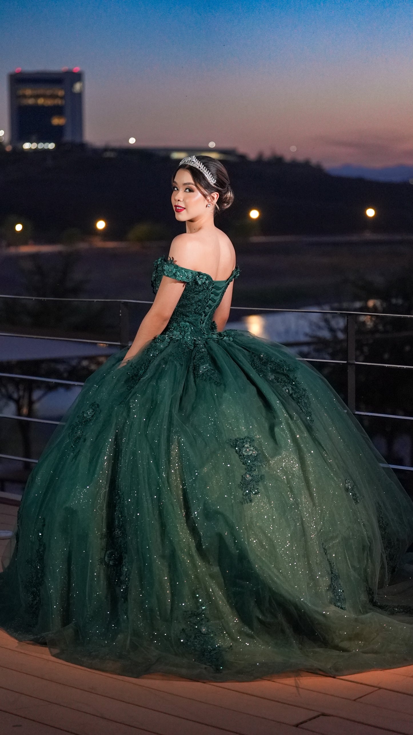 Vestido de XV Años Verde Bordado con Flores Manga Campesina